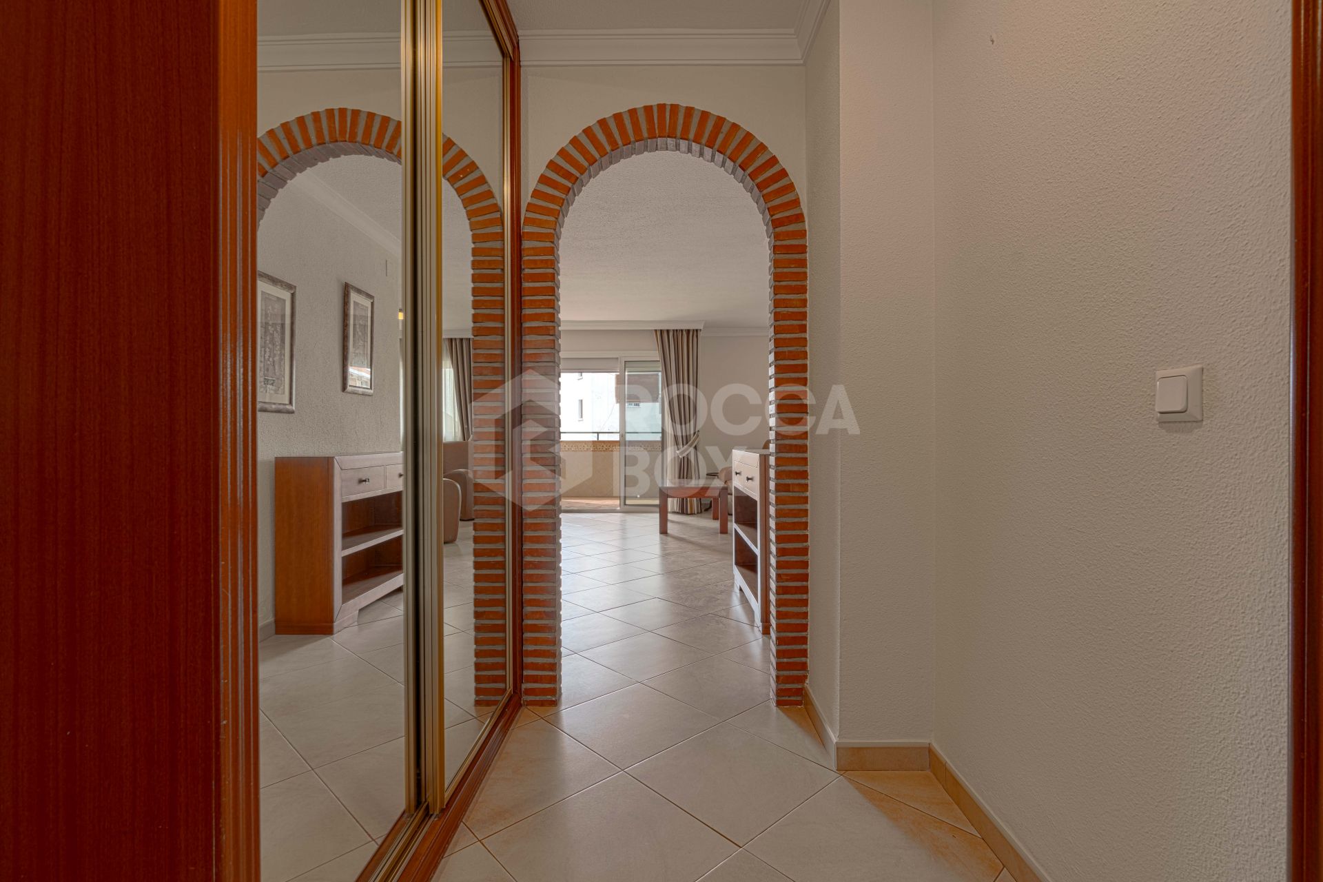 Bright renovated flat just 500 m from Fuengirola beach. 2 bedrooms + dining room, 2 bathrooms, spacious kitchen, balcony, and communal areas with pool and sports court. Second floor with lift.