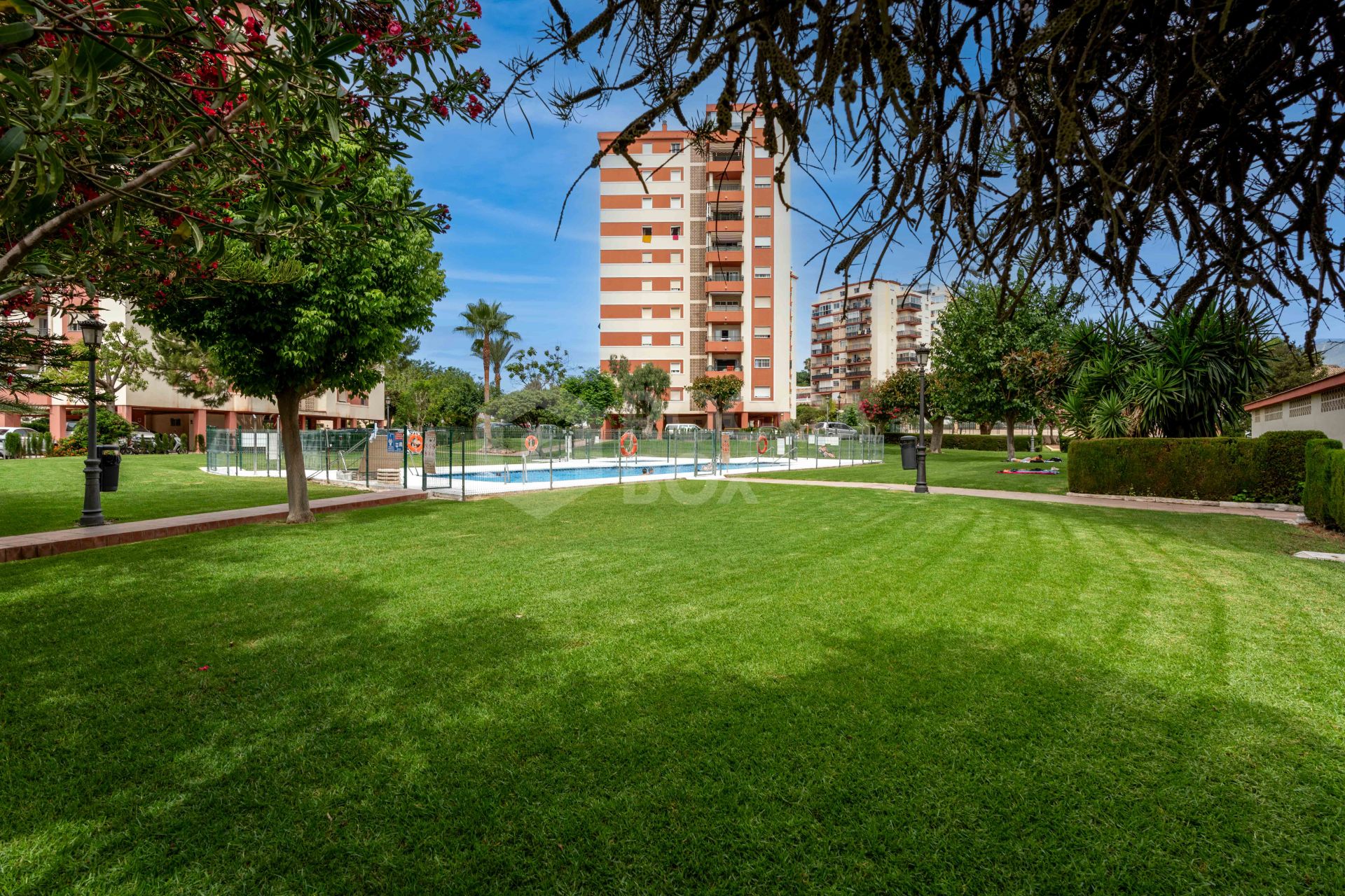 Bright renovated flat just 500 m from Fuengirola beach. 2 bedrooms + dining room, 2 bathrooms, spacious kitchen, balcony, and communal areas with pool and sports court. Second floor with lift.