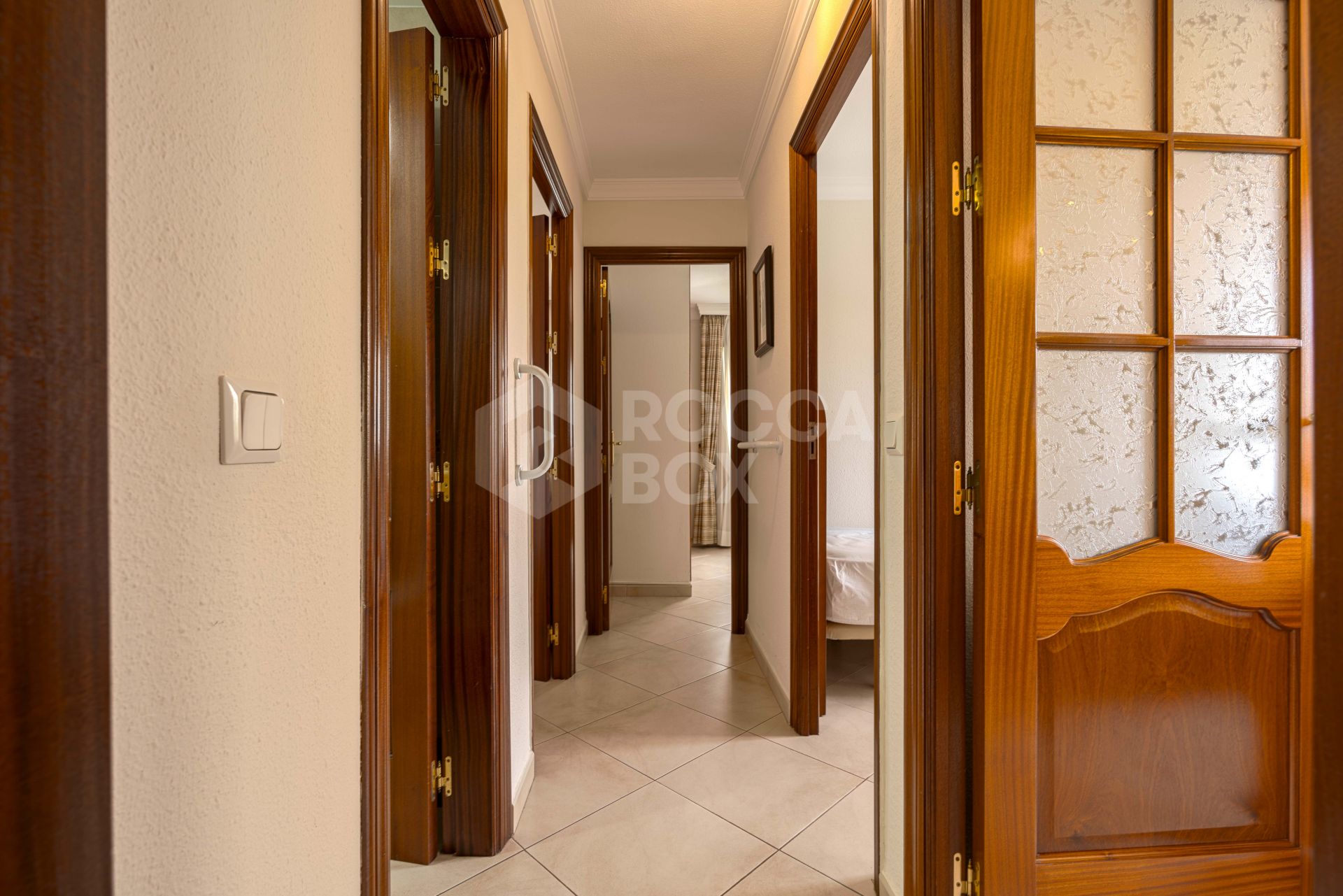 Bright renovated flat just 500 m from Fuengirola beach. 2 bedrooms + dining room, 2 bathrooms, spacious kitchen, balcony, and communal areas with pool and sports court. Second floor with lift.
