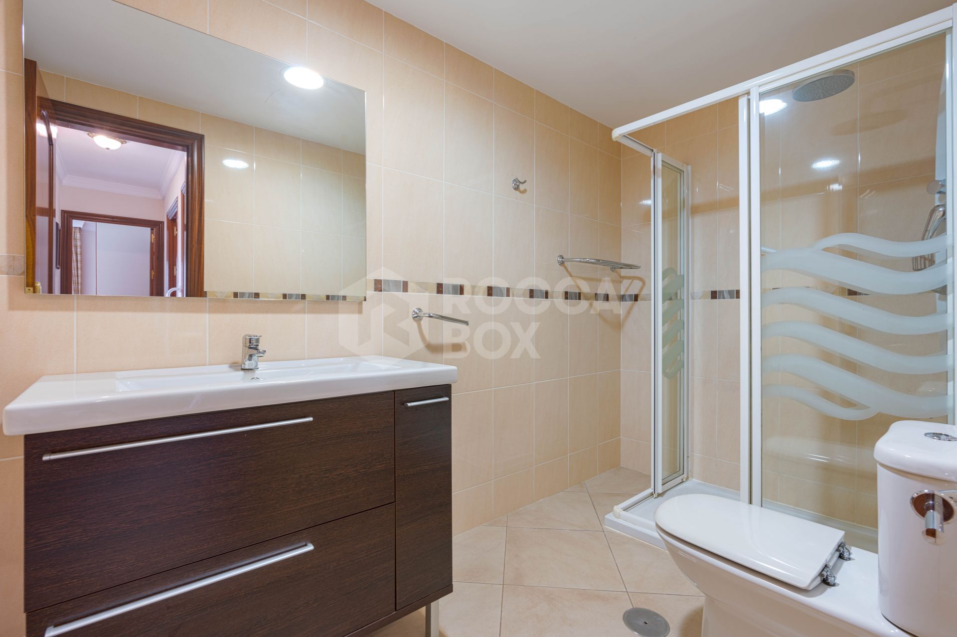 Bright renovated flat just 500 m from Fuengirola beach. 2 bedrooms + dining room, 2 bathrooms, spacious kitchen, balcony, and communal areas with pool and sports court. Second floor with lift.