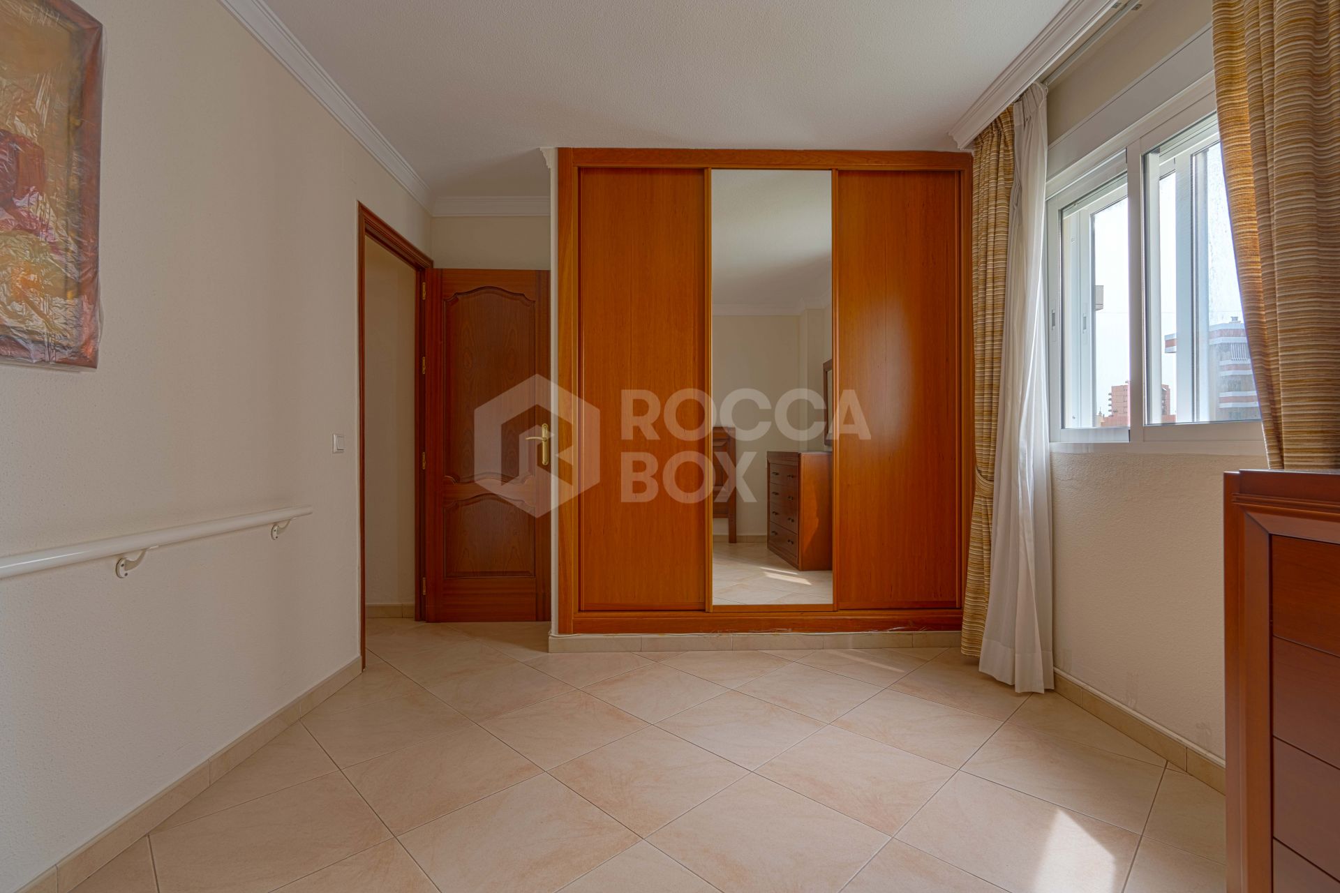 Bright renovated flat just 500 m from Fuengirola beach. 2 bedrooms + dining room, 2 bathrooms, spacious kitchen, balcony, and communal areas with pool and sports court. Second floor with lift.