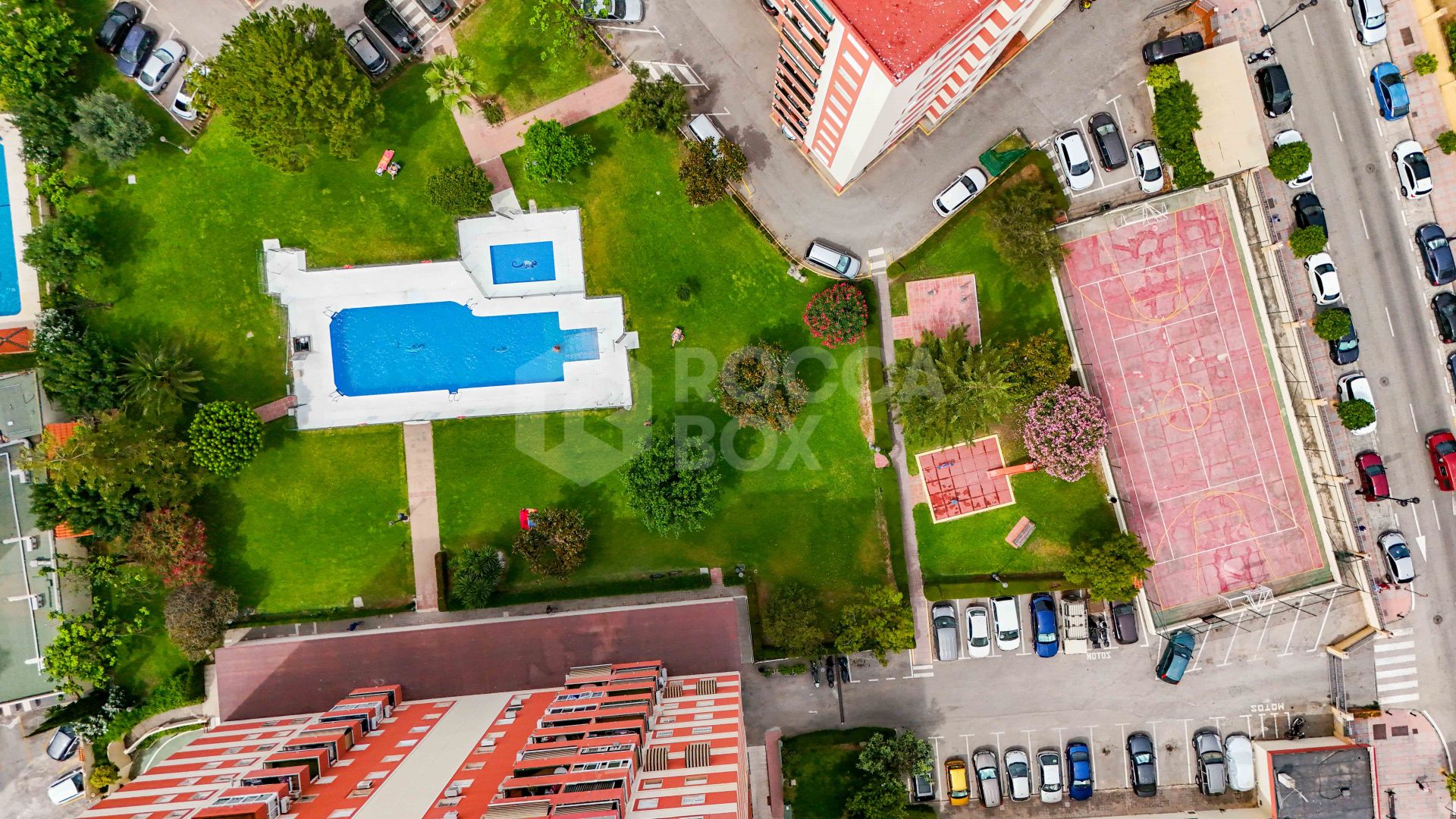 Bright renovated flat just 500 m from Fuengirola beach. 2 bedrooms + dining room, 2 bathrooms, spacious kitchen, balcony, and communal areas with pool and sports court. Second floor with lift.