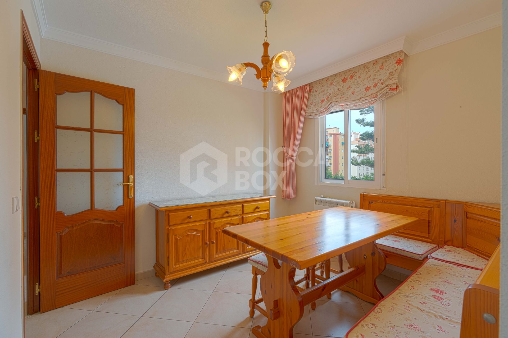Bright renovated flat just 500 m from Fuengirola beach. 2 bedrooms + dining room, 2 bathrooms, spacious kitchen, balcony, and communal areas with pool and sports court. Second floor with lift.