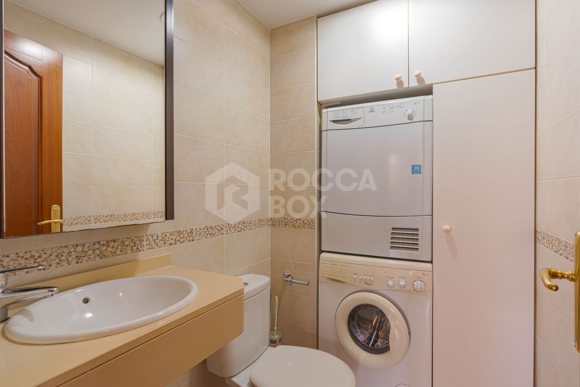 Bright renovated flat just 500 m from Fuengirola beach. 2 bedrooms + dining room, 2 bathrooms, spacious kitchen, balcony, and communal areas with pool and sports court. Second floor with lift.