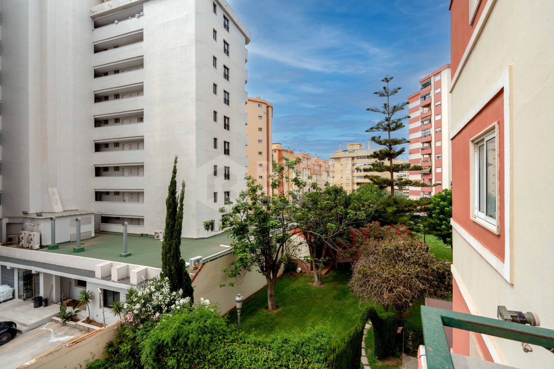 Bright renovated flat just 500 m from Fuengirola beach. 2 bedrooms + dining room, 2 bathrooms, spacious kitchen, balcony, and communal areas with pool and sports court. Second floor with lift.