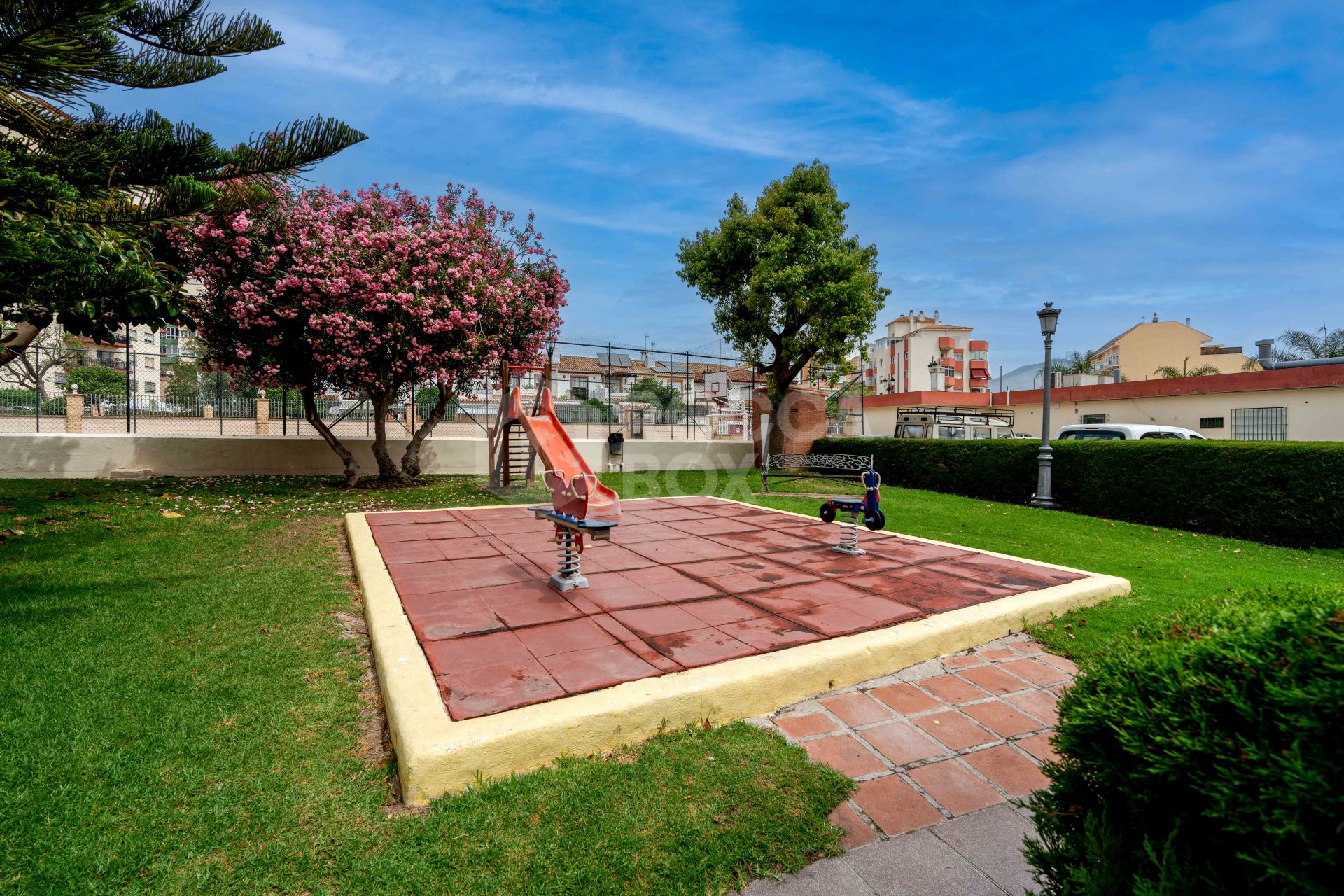 Bright renovated flat just 500 m from Fuengirola beach. 2 bedrooms + dining room, 2 bathrooms, spacious kitchen, balcony, and communal areas with pool and sports court. Second floor with lift.