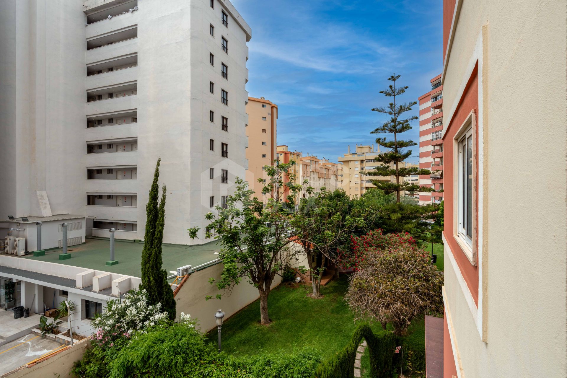 Bright renovated flat just 500 m from Fuengirola beach. 2 bedrooms + dining room, 2 bathrooms, spacious kitchen, balcony, and communal areas with pool and sports court. Second floor with lift.