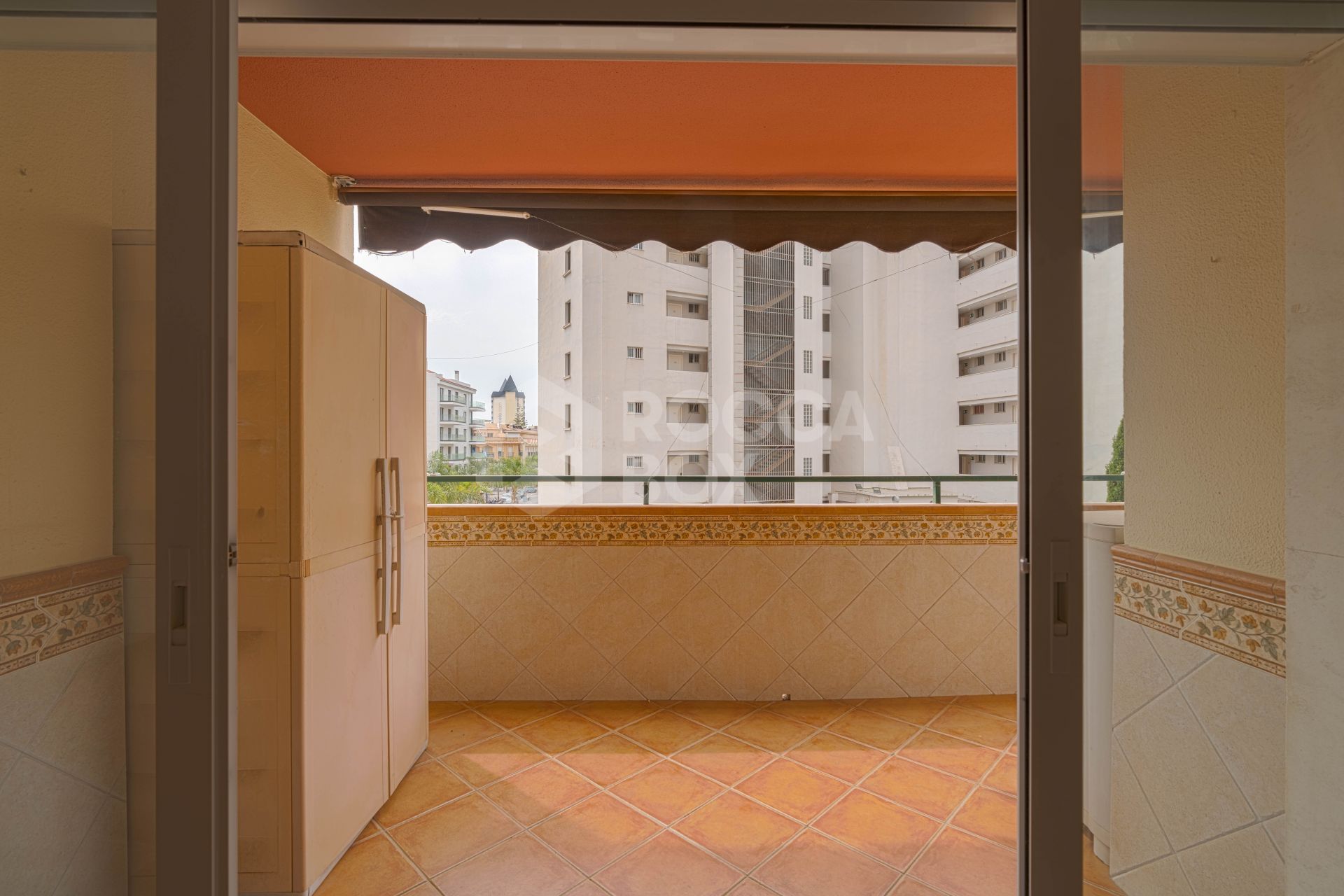 Bright renovated flat just 500 m from Fuengirola beach. 2 bedrooms + dining room, 2 bathrooms, spacious kitchen, balcony, and communal areas with pool and sports court. Second floor with lift.