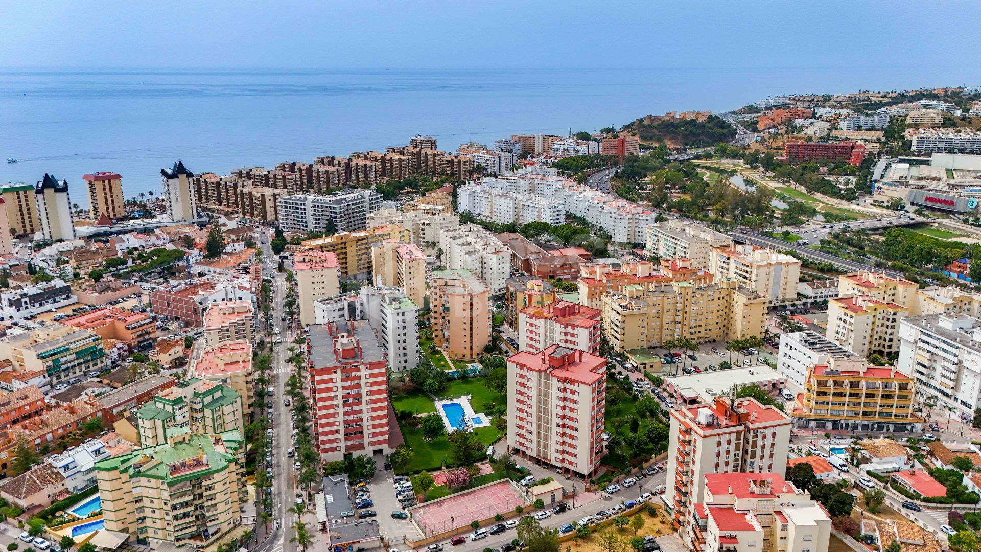 Bright renovated flat just 500 m from Fuengirola beach. 2 bedrooms + dining room, 2 bathrooms, spacious kitchen, balcony, and communal areas with pool and sports court. Second floor with lift.
