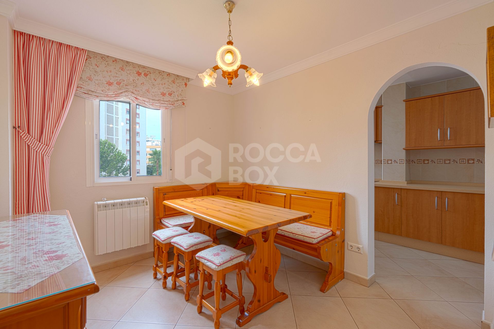 Bright renovated flat just 500 m from Fuengirola beach. 2 bedrooms + dining room, 2 bathrooms, spacious kitchen, balcony, and communal areas with pool and sports court. Second floor with lift.