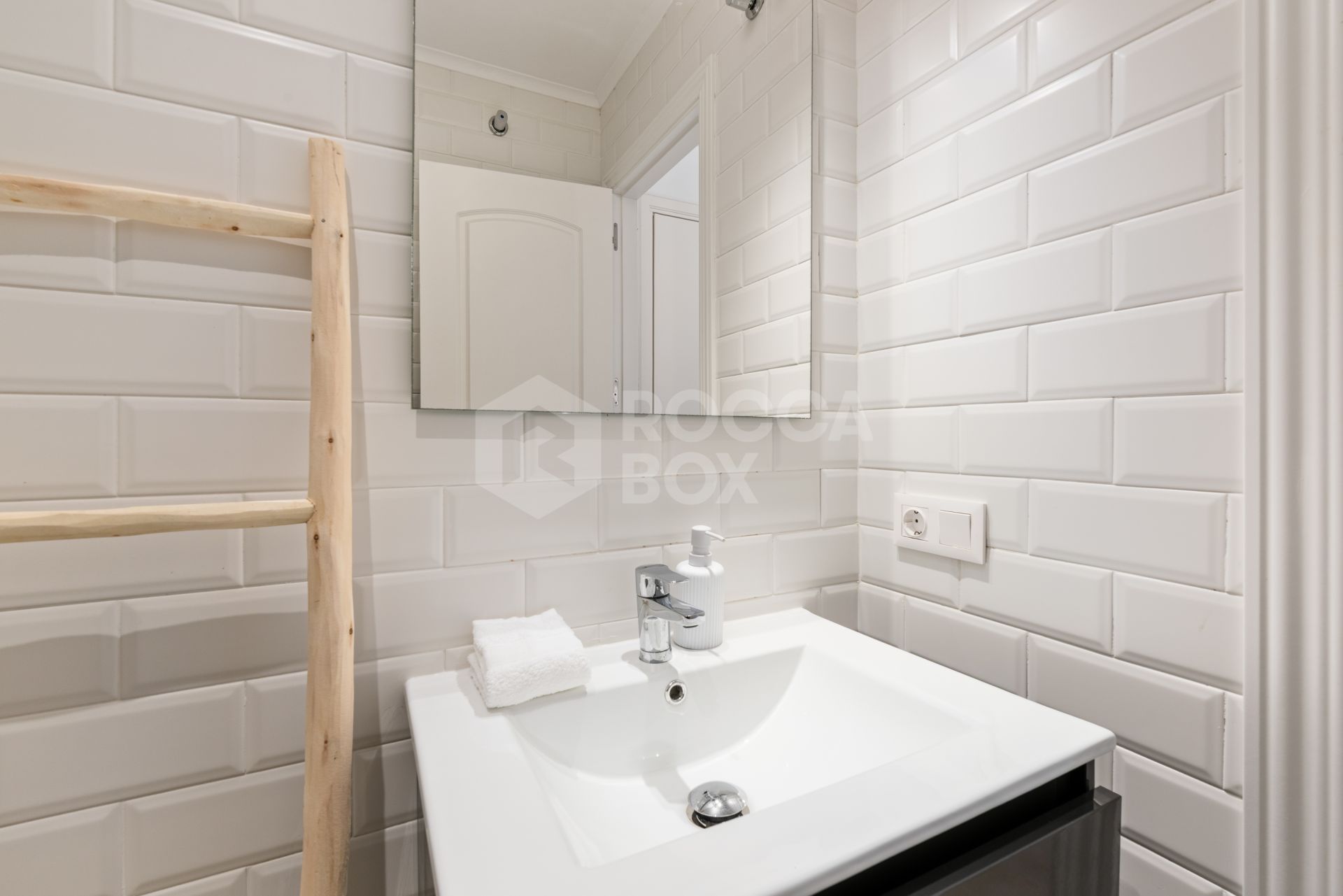 Elegant Two-Bedroom Apartment in Manilva