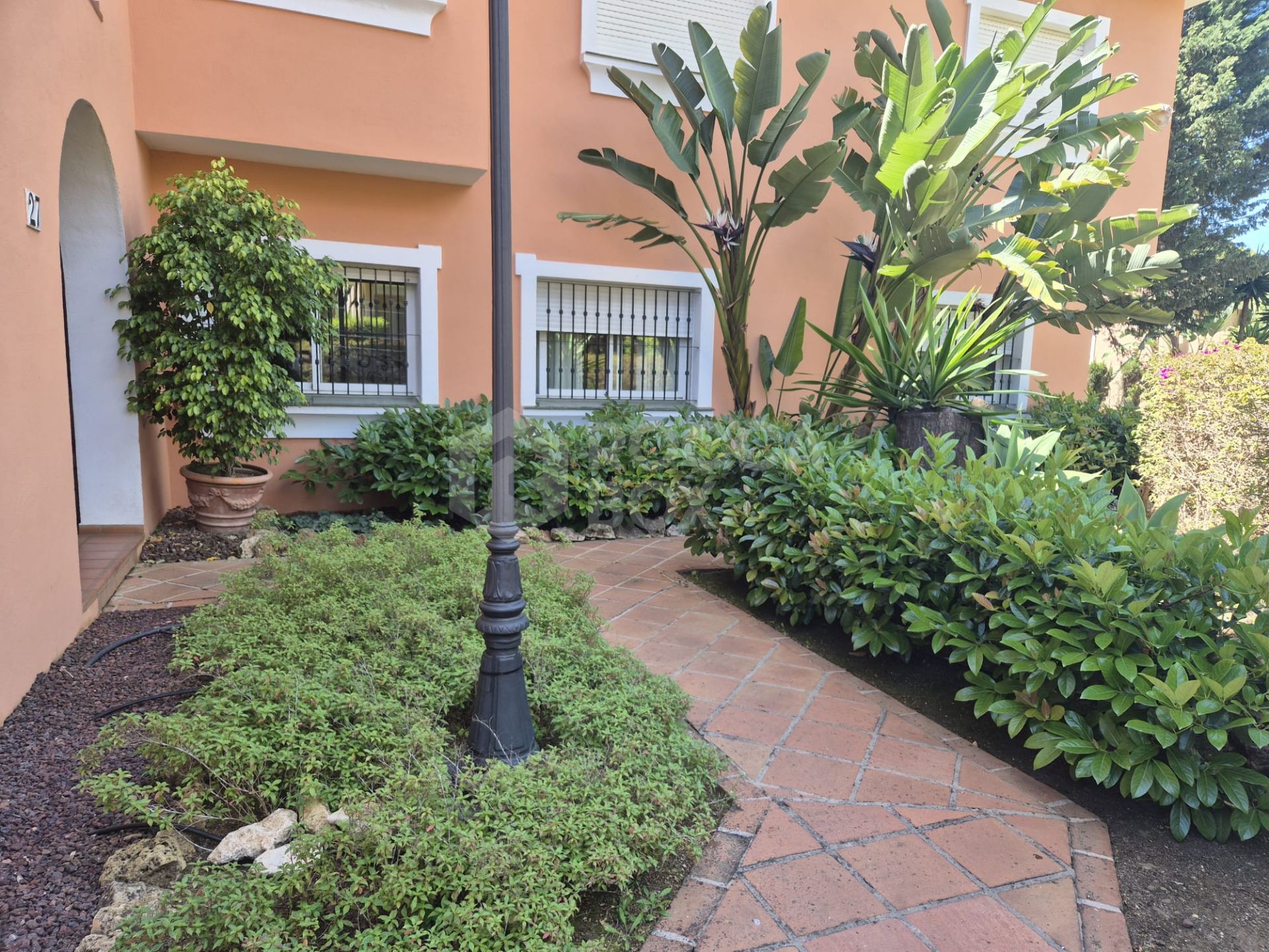 Spacious Ground-Floor Apartment with Private Garden in Park Beach