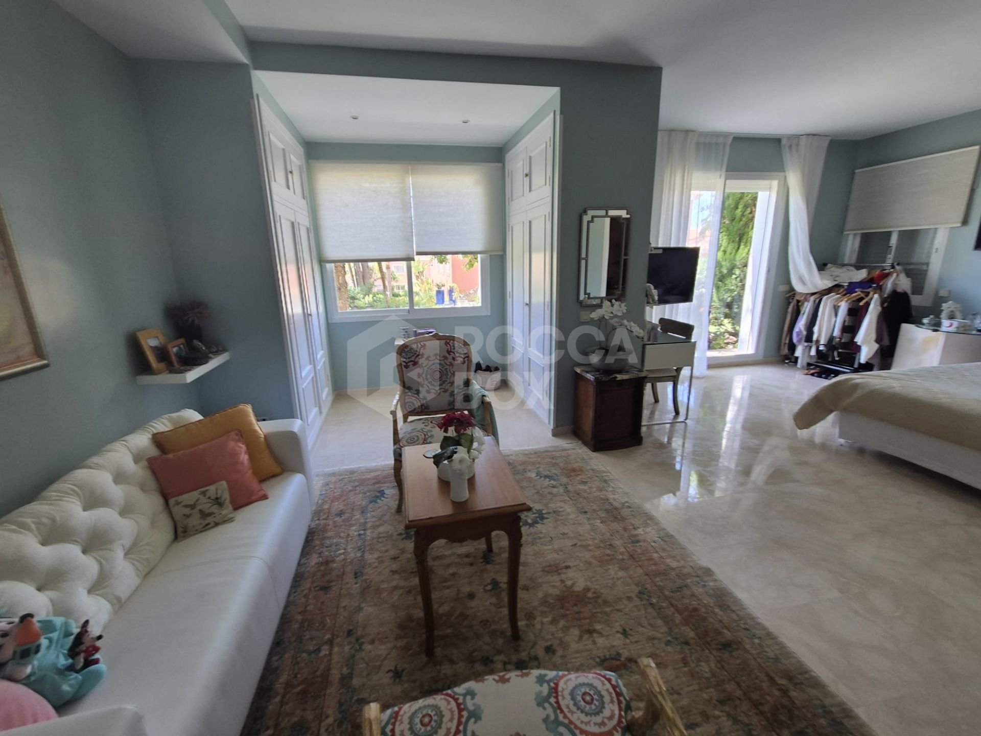 Spacious Ground-Floor Apartment with Private Garden in Park Beach