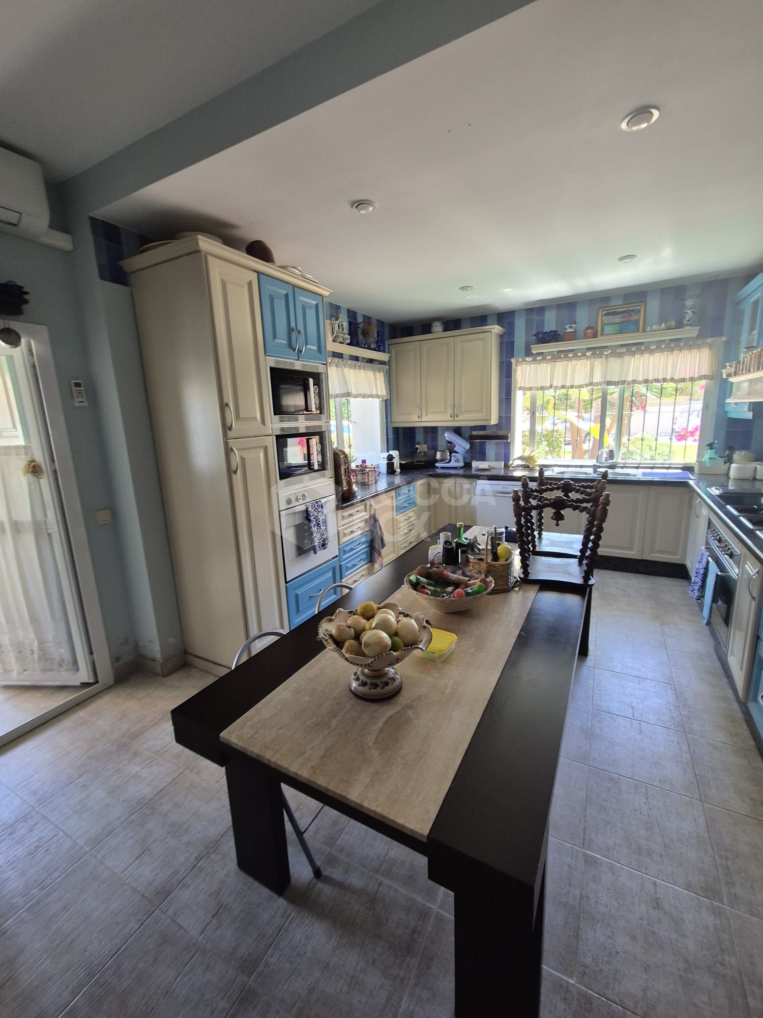 Spacious Ground-Floor Apartment with Private Garden in Park Beach