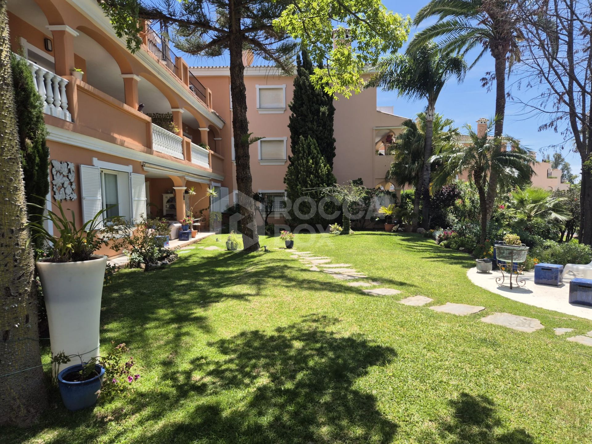 Spacious Ground-Floor Apartment with Private Garden in Park Beach
