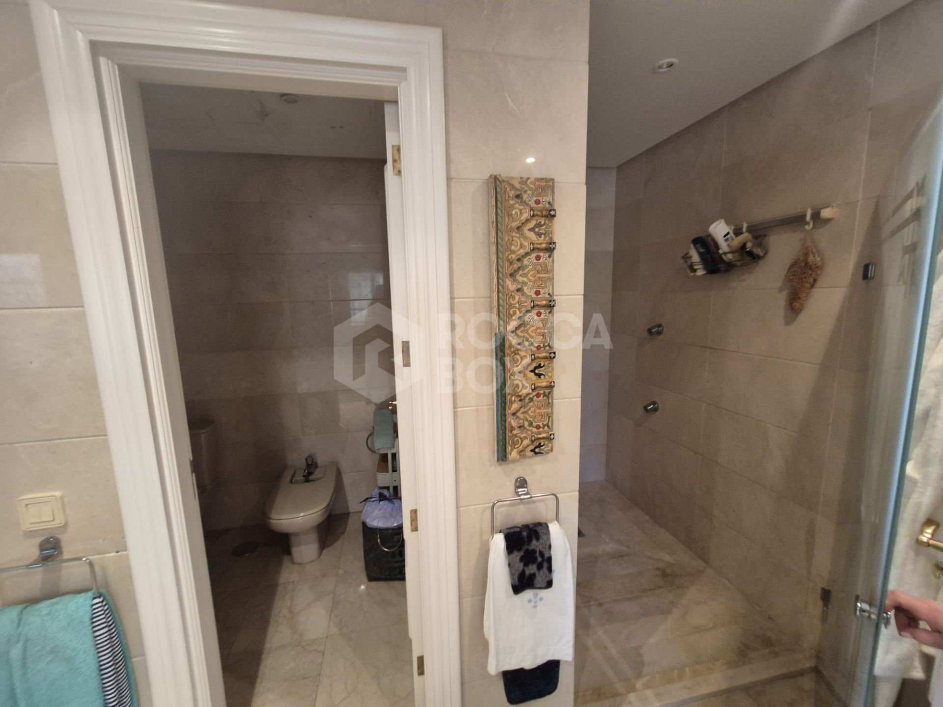 Spacious Ground-Floor Apartment with Private Garden in Park Beach
