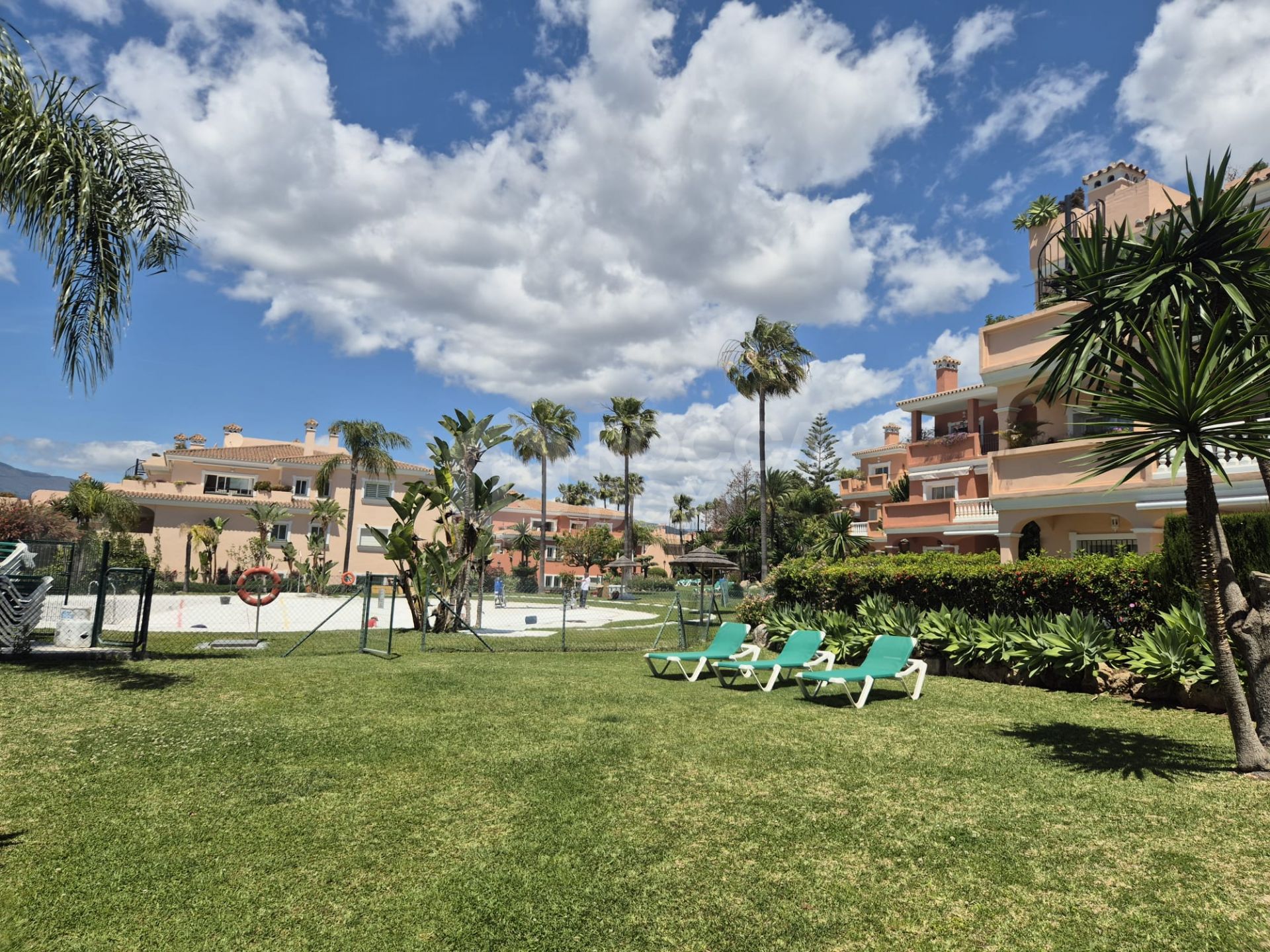 Spacious Ground-Floor Apartment with Private Garden in Park Beach