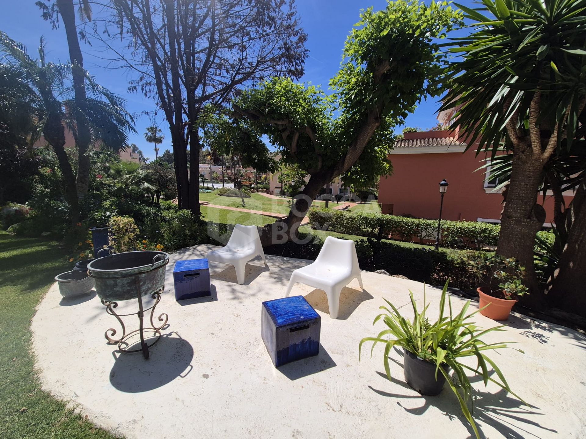 Spacious Ground-Floor Apartment with Private Garden in Park Beach