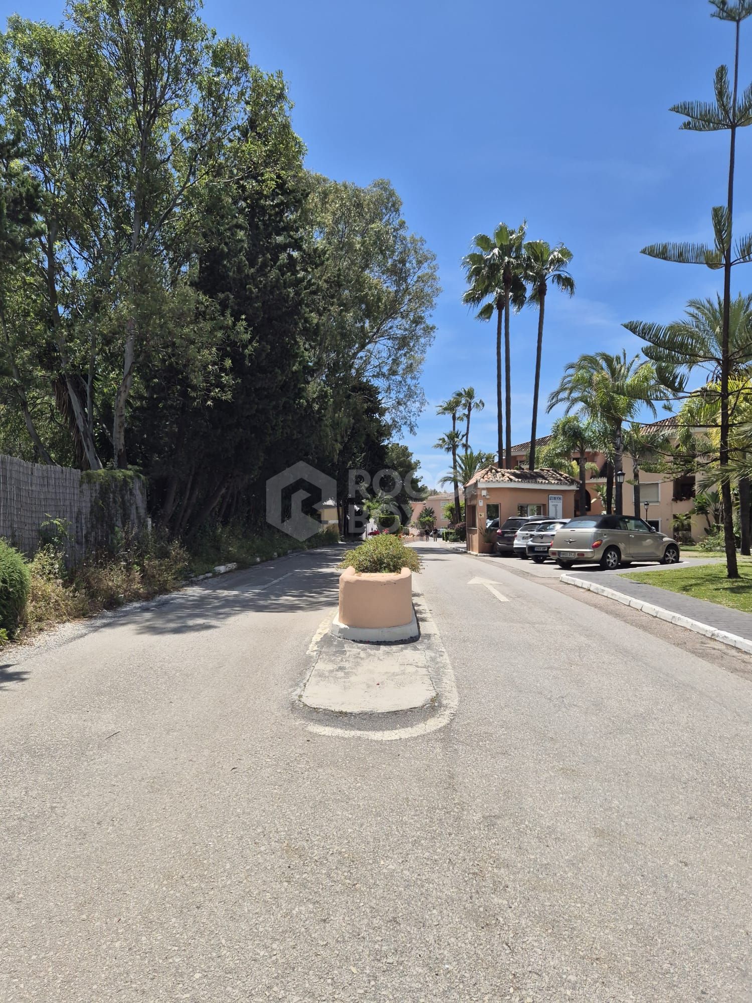 Spacious Ground-Floor Apartment with Private Garden in Park Beach