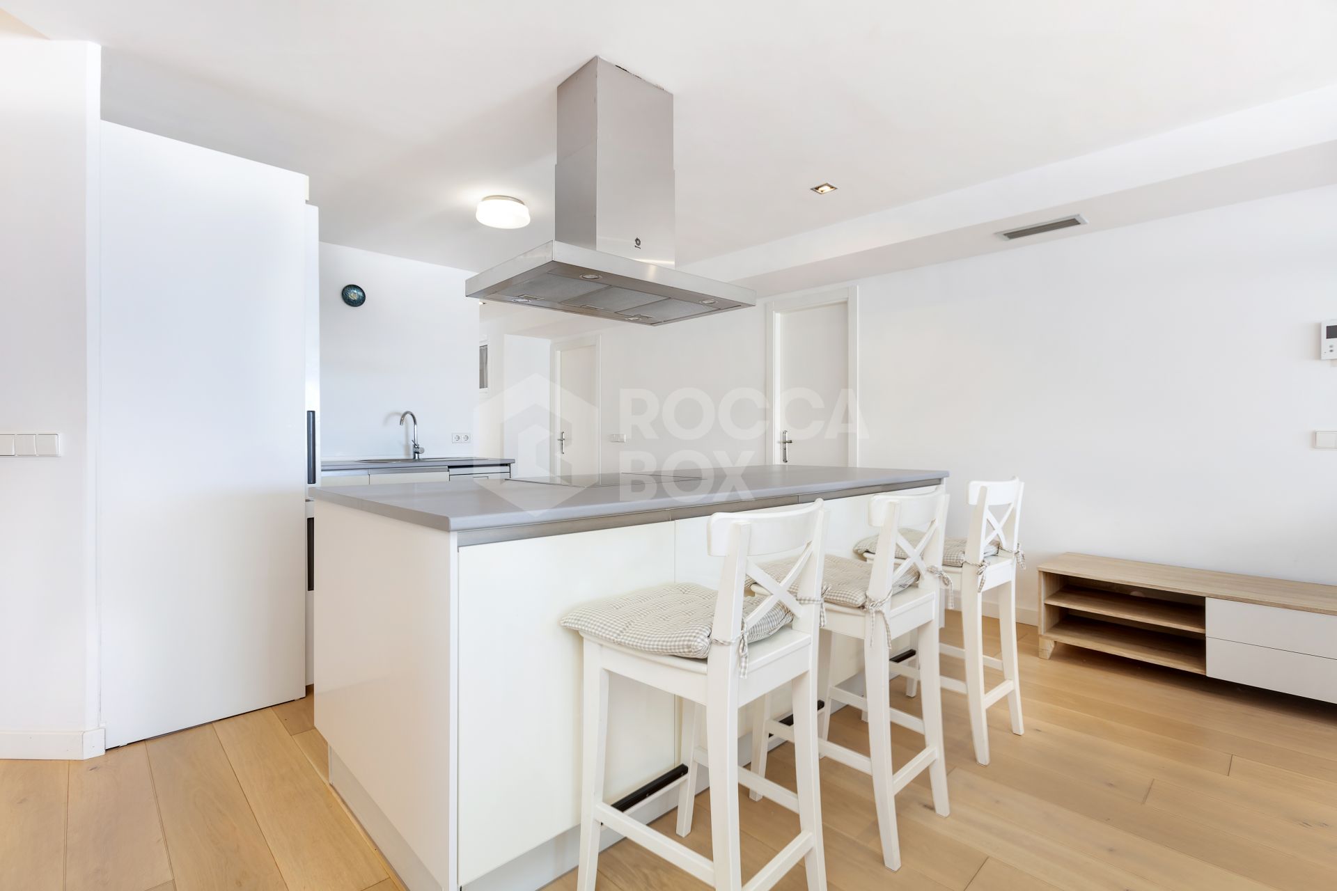 Stylish Renovated Apartment with Sea Views – Puerto Banús