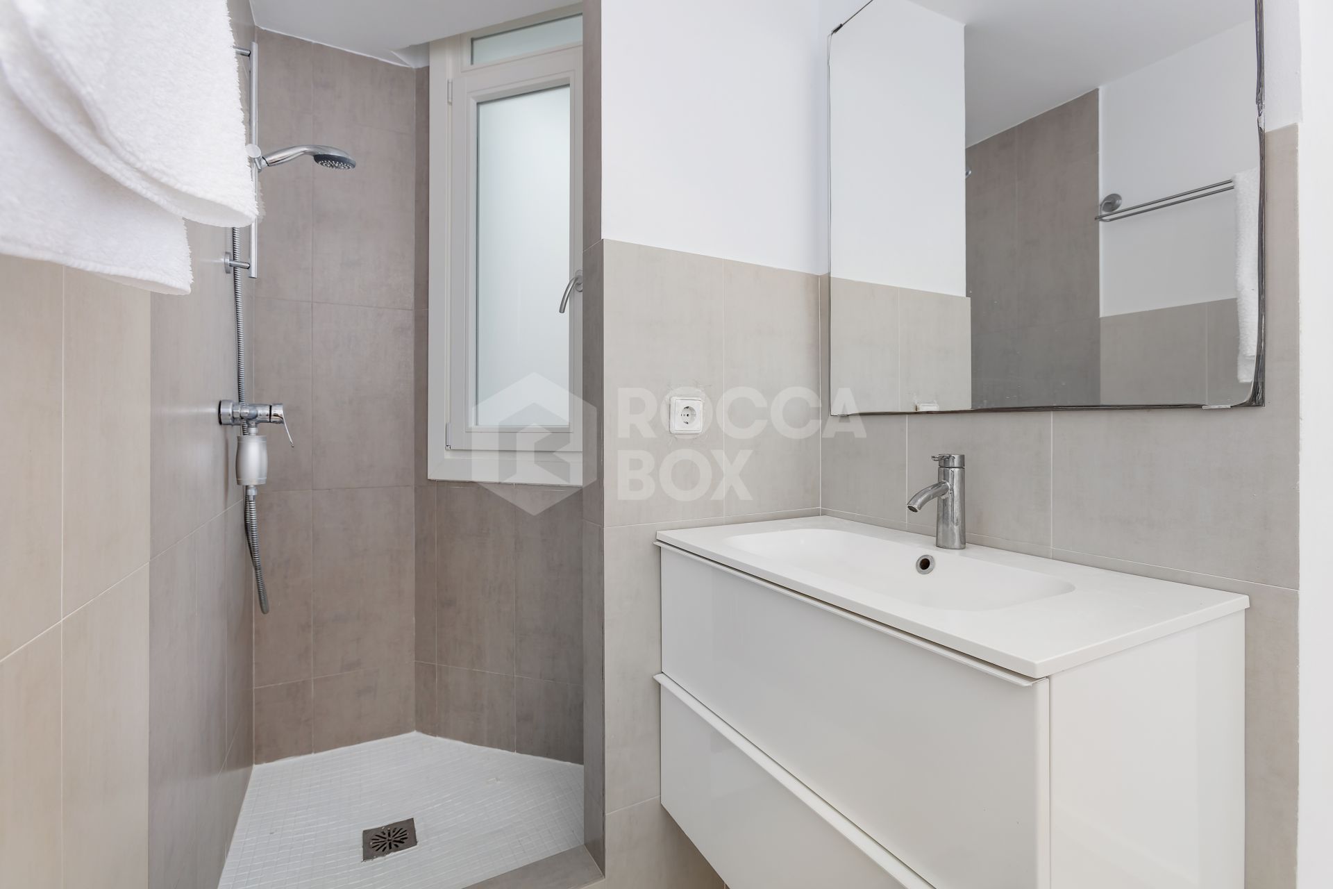 Stylish Renovated Apartment with Sea Views – Puerto Banús
