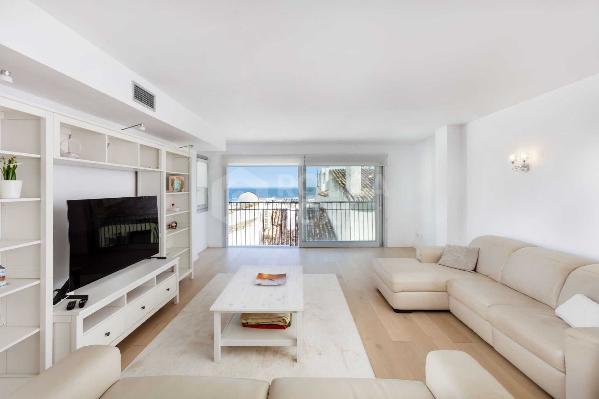 Stylish Renovated Apartment with Sea Views – Puerto Banús