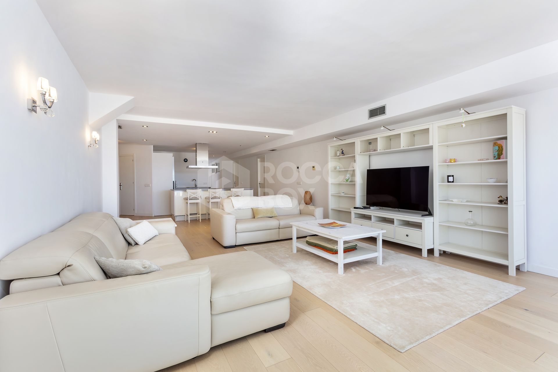 Stylish Renovated Apartment with Sea Views – Puerto Banús