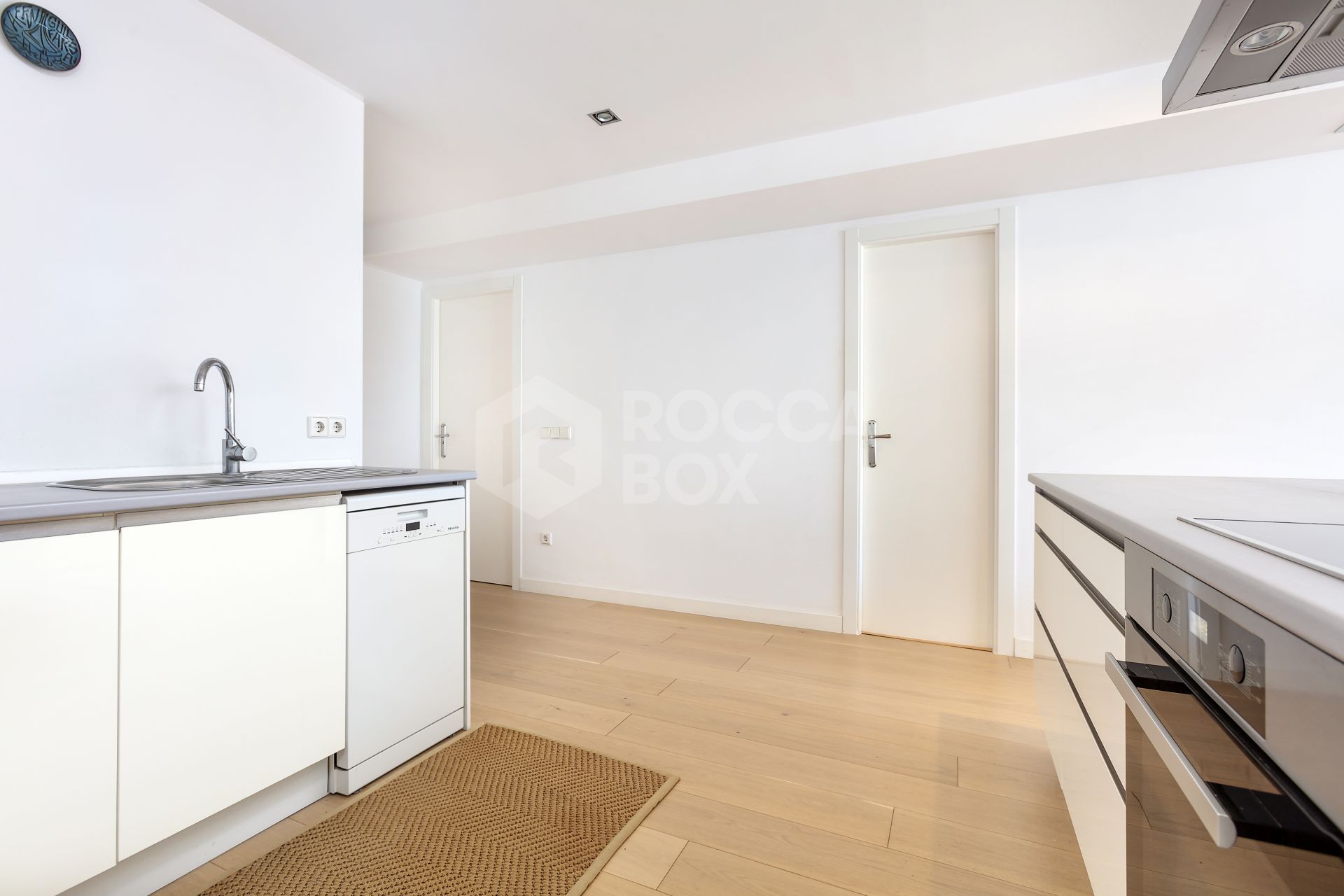 Stylish Renovated Apartment with Sea Views – Puerto Banús