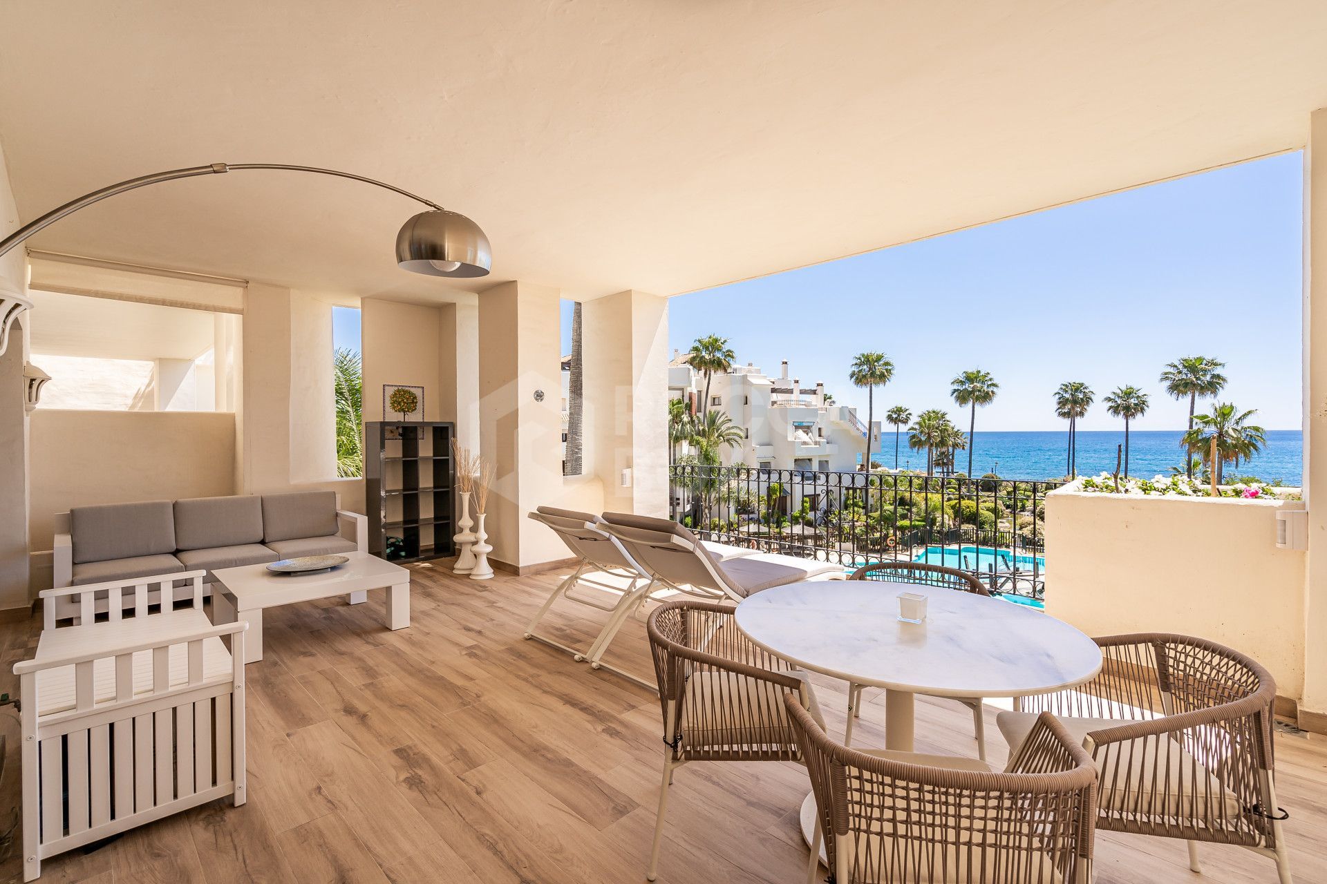 Luxury beachfront apartment with sea view in Estepona