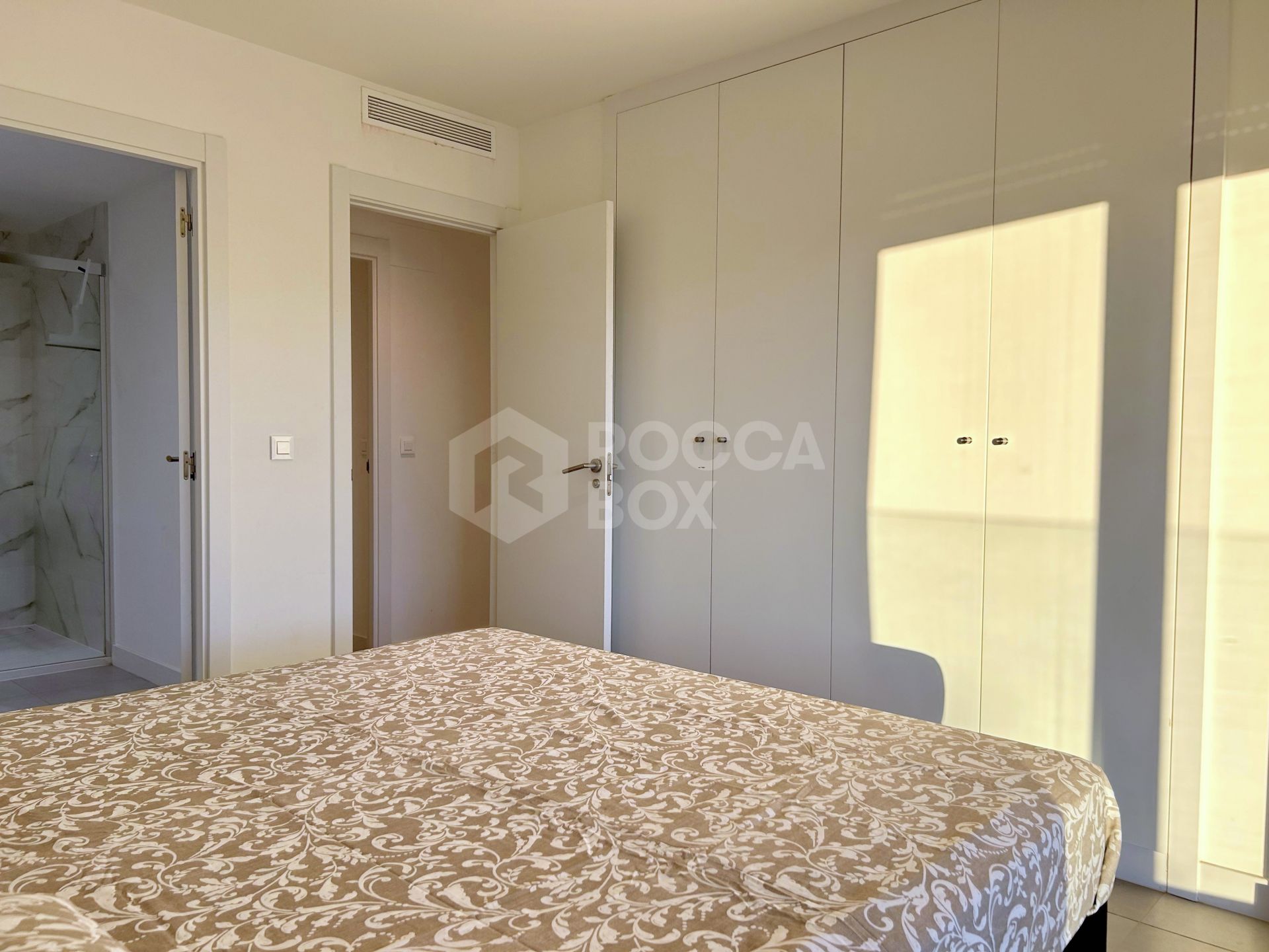 Elegant three-bedroom apartment in Oasis325, East Estepona