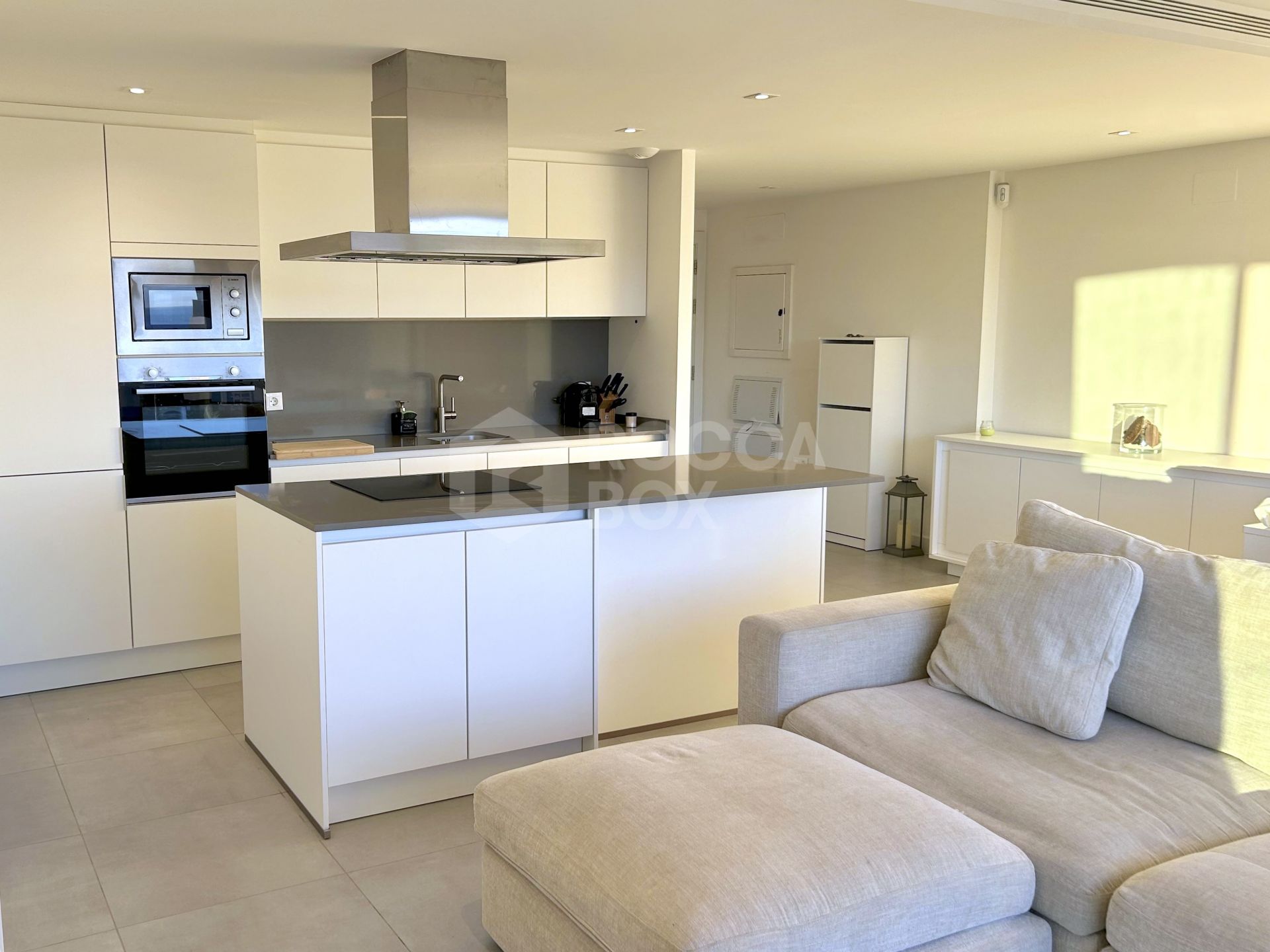 Elegant three-bedroom apartment in Oasis325, East Estepona