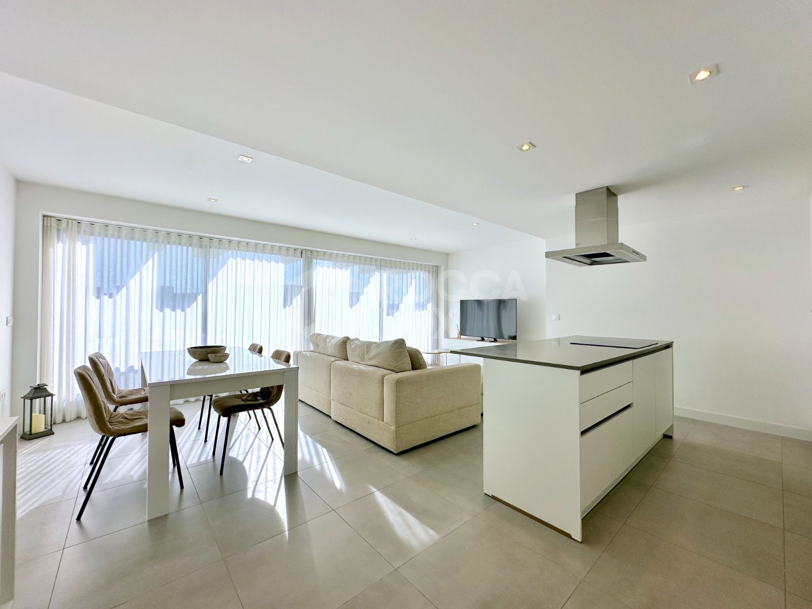 Elegant three-bedroom apartment in Oasis325, East Estepona