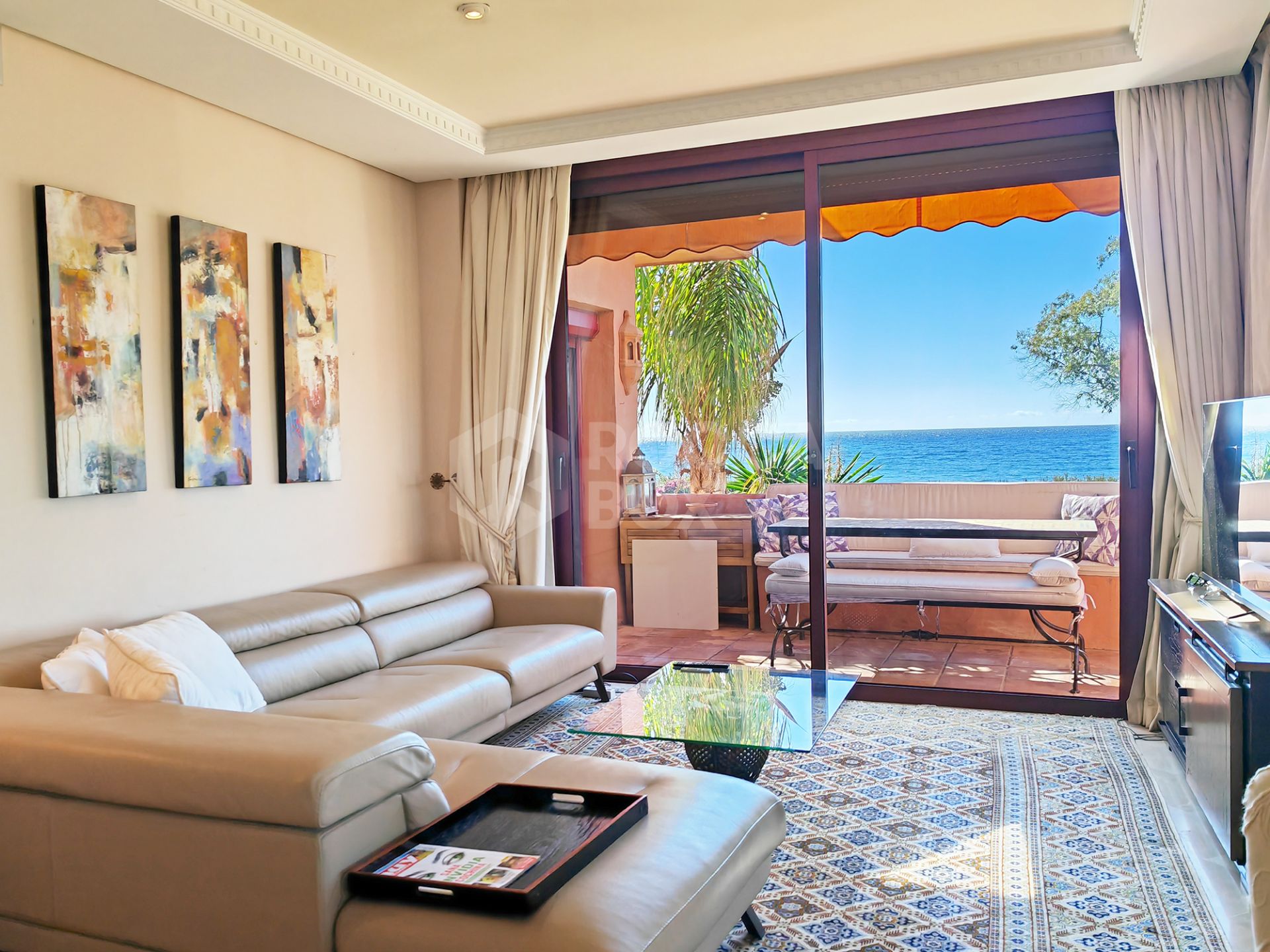 Luxury Beachfront Apartment in Alicate Playa, Marbella