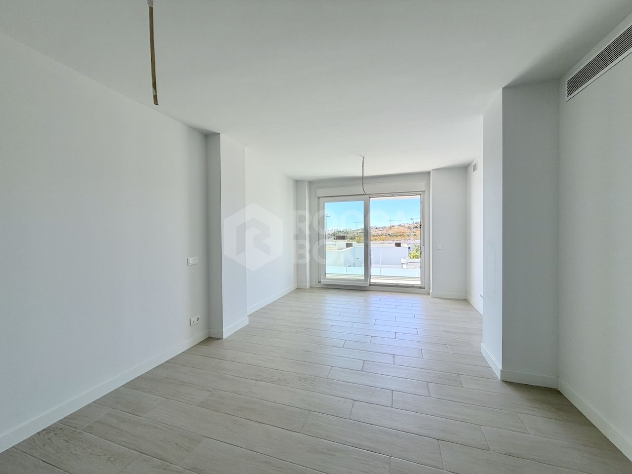 Modern Three-Bedroom Apartment in Estepona with Panoramic Views