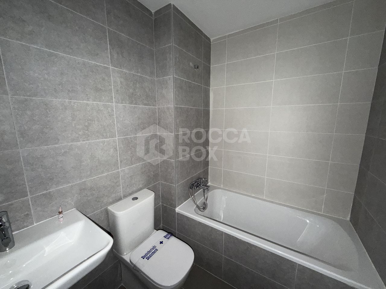 Modern Three-Bedroom Apartment in Estepona with Panoramic Views