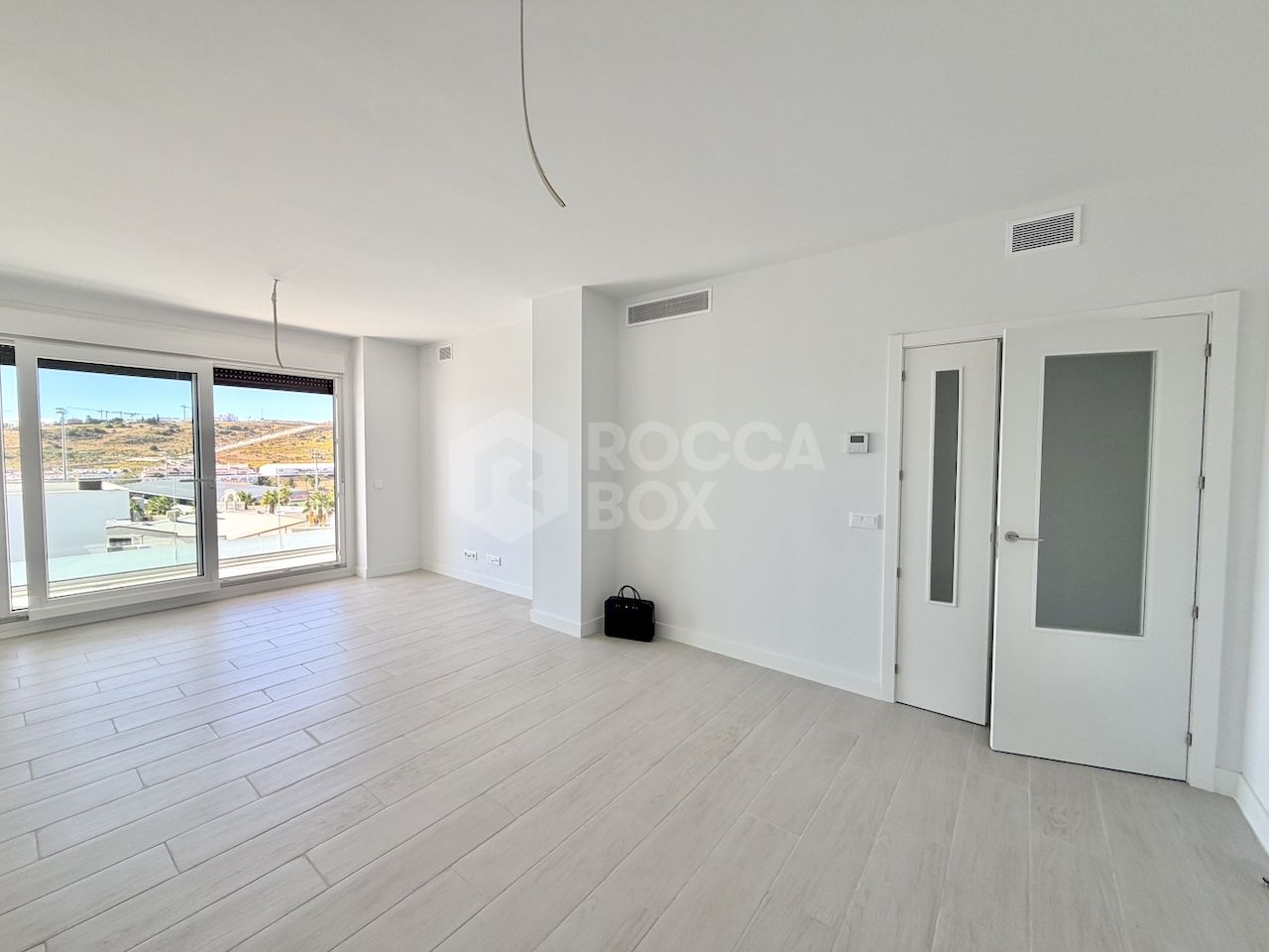 Modern Three-Bedroom Apartment in Estepona with Panoramic Views