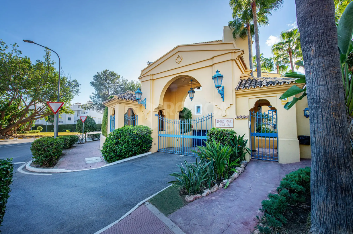 Spectacular double apartment with 5 bedrooms for sale in Nagüeles, Marbella