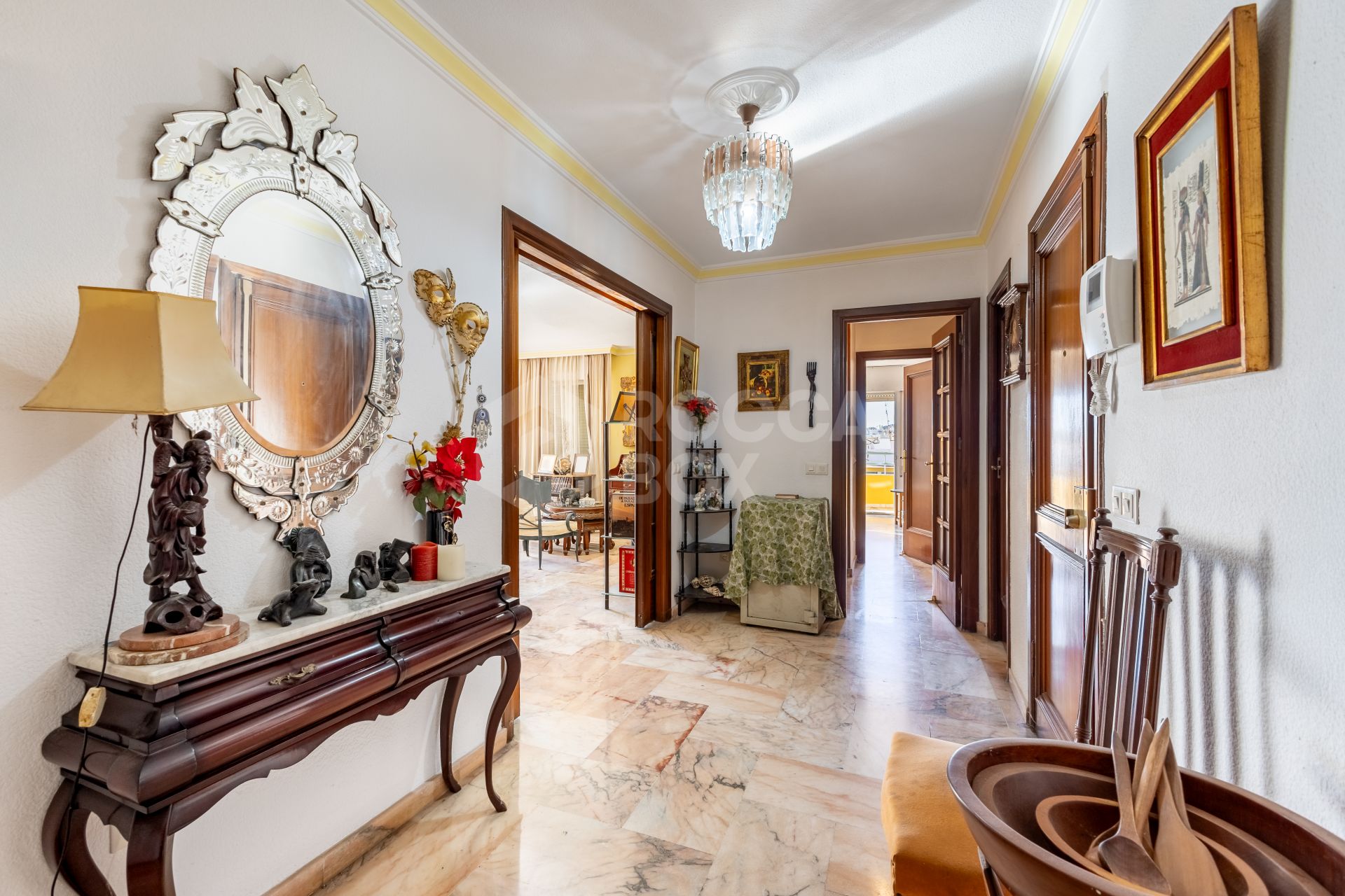 CORNER APARTMENT TO RENOVATE – INVESTMENT POTENTIAL – CITY CENTRE