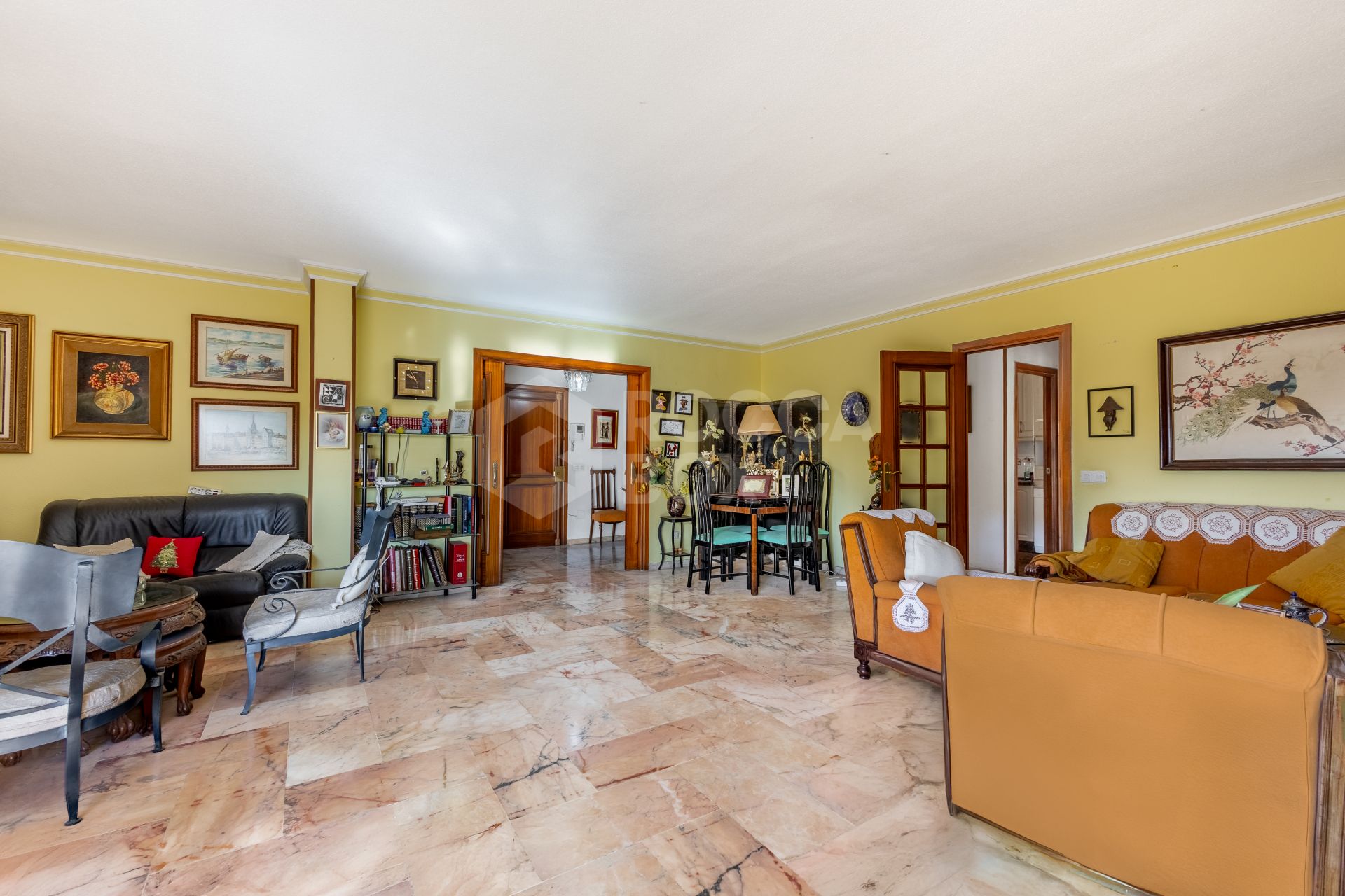 CORNER APARTMENT TO RENOVATE – INVESTMENT POTENTIAL – CITY CENTRE