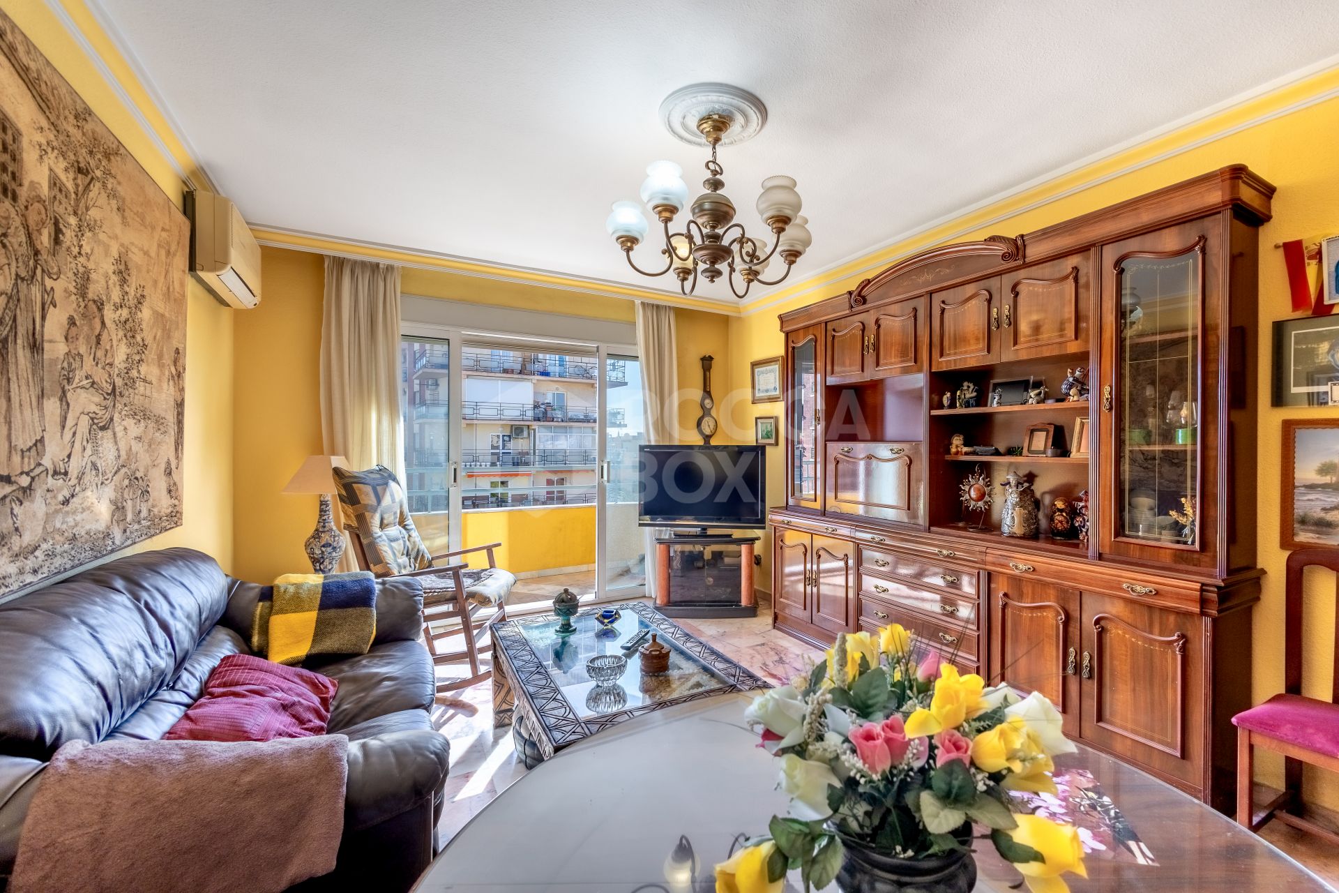 CORNER APARTMENT TO RENOVATE – INVESTMENT POTENTIAL – CITY CENTRE