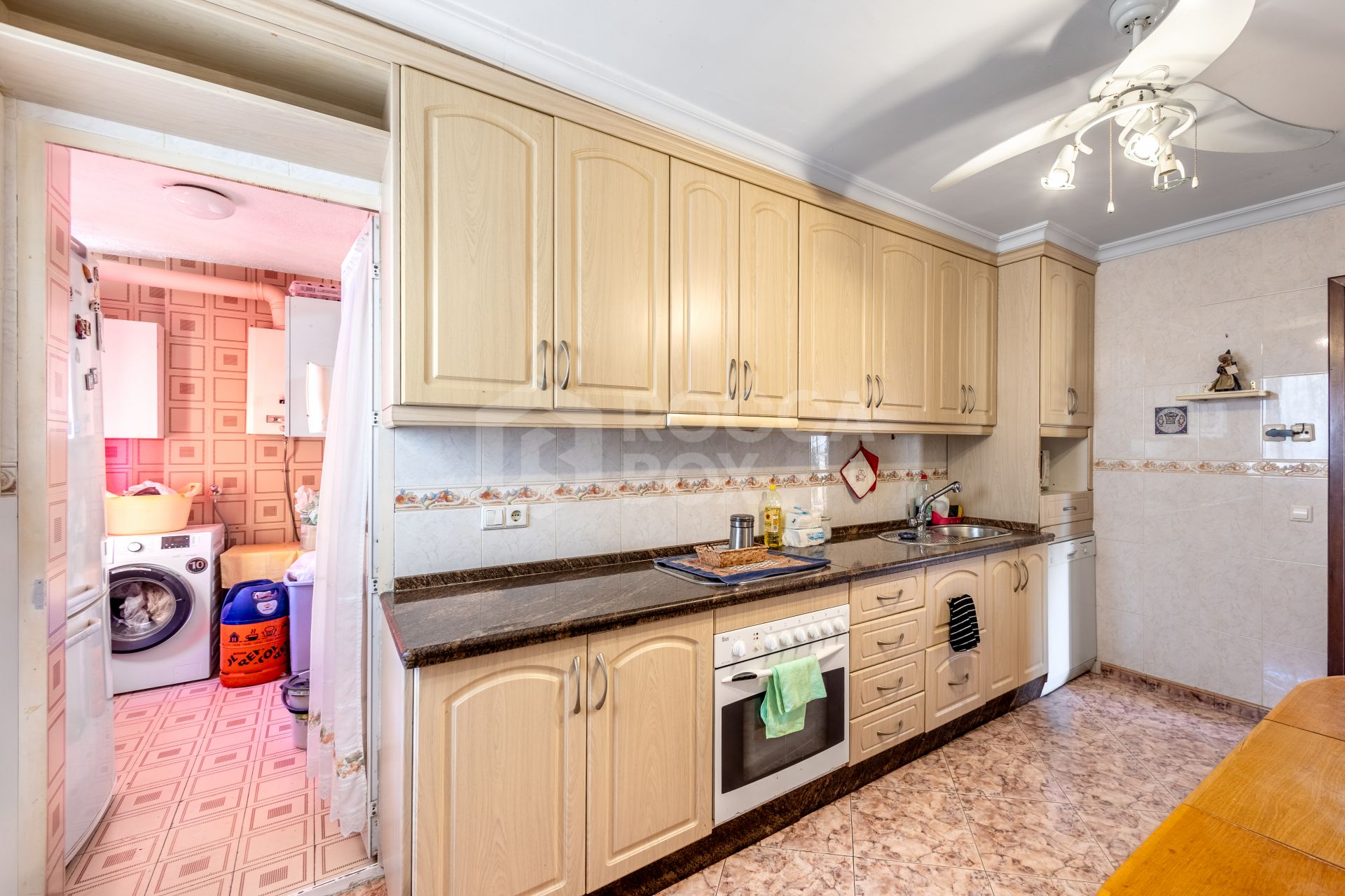 CORNER APARTMENT TO RENOVATE – INVESTMENT POTENTIAL – CITY CENTRE