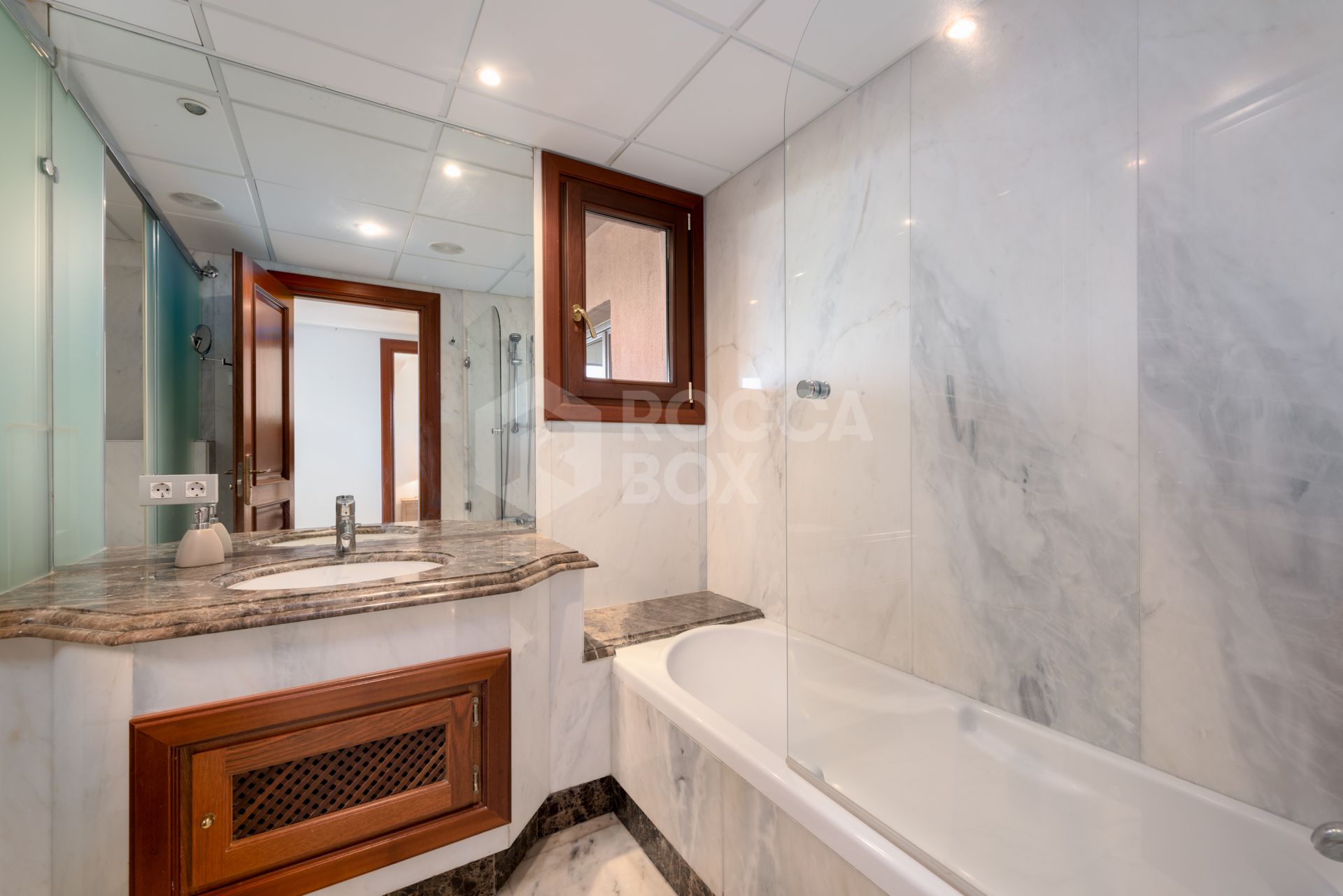 BEACHFRONT 3 BEDROOM APARTMENT WITH SEA VIEWS AND TOURISTIC LICENCE IN PLACE!