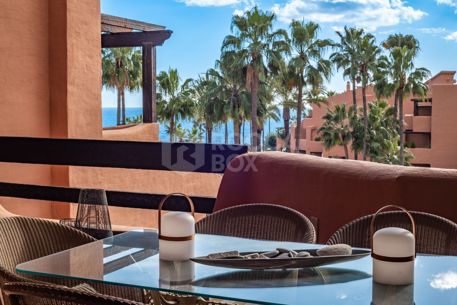 BEACHFRONT 3 BEDROOM APARTMENT WITH SEA VIEWS AND TOURISTIC LICENCE IN PLACE!