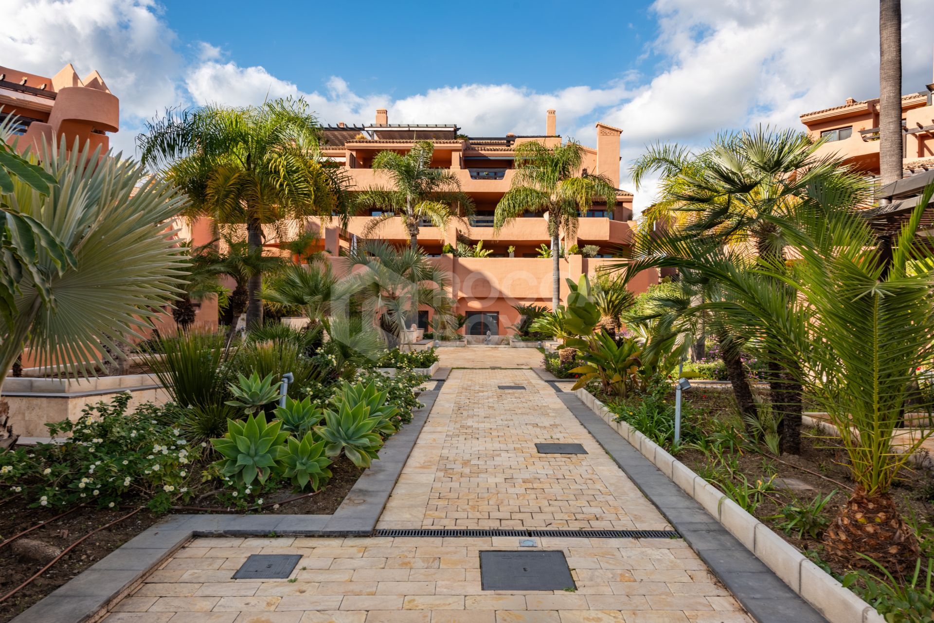 BEACHFRONT 3 BEDROOM APARTMENT WITH SEA VIEWS AND TOURISTIC LICENCE IN PLACE!