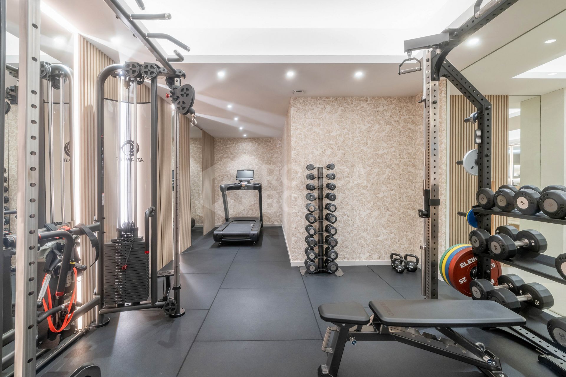 Contemporary villa in Nueva Andalucia