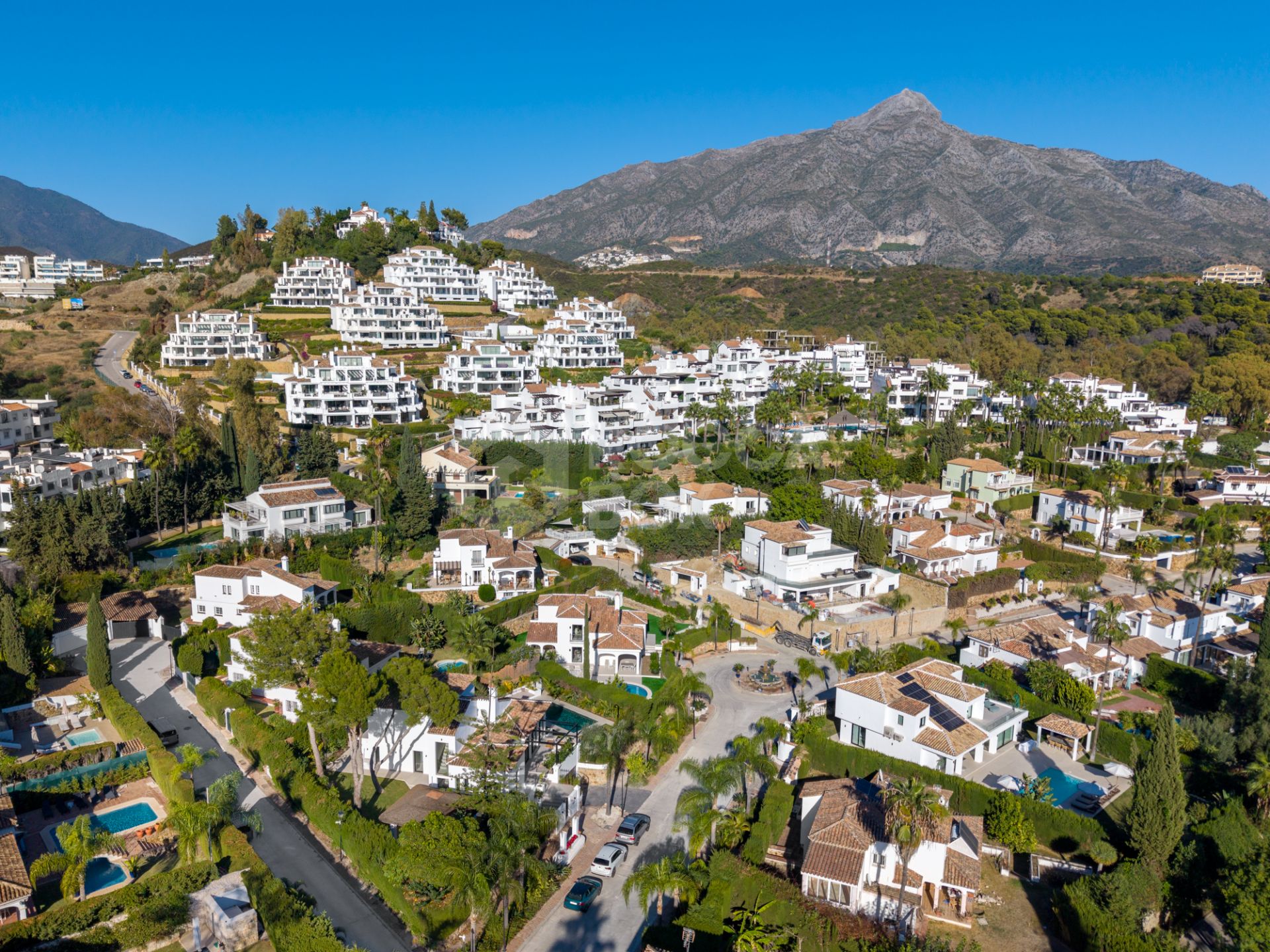 Top-renovated villa hidden inside a gated community in Nueva Andalucía.