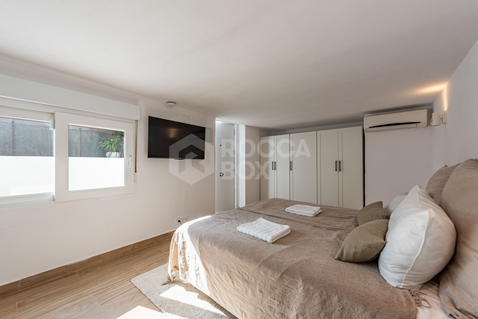 Beautiful single floor villa with incredible rental potential!