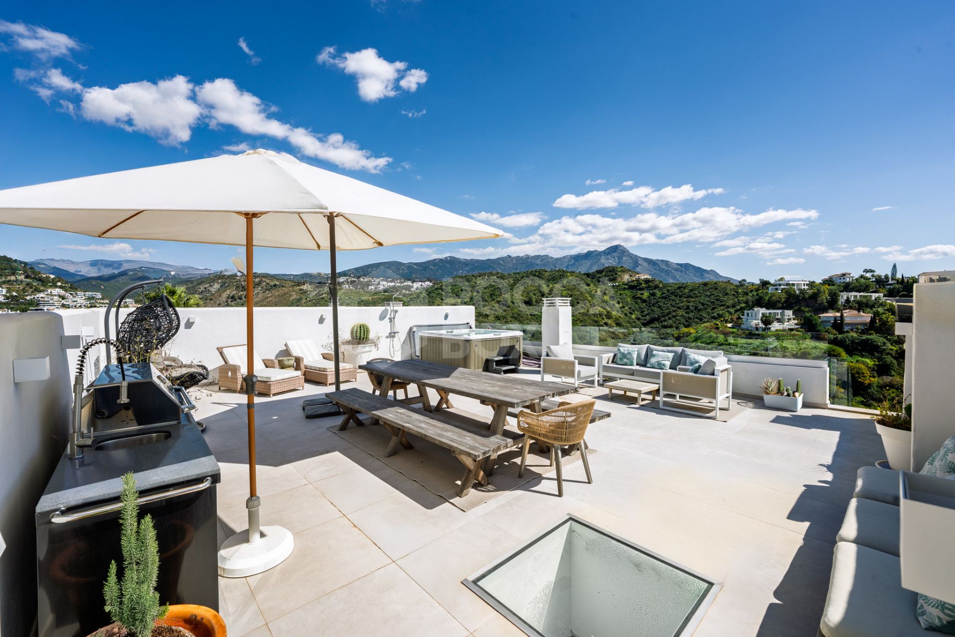 Penthouse in La Quinta with stunning views!