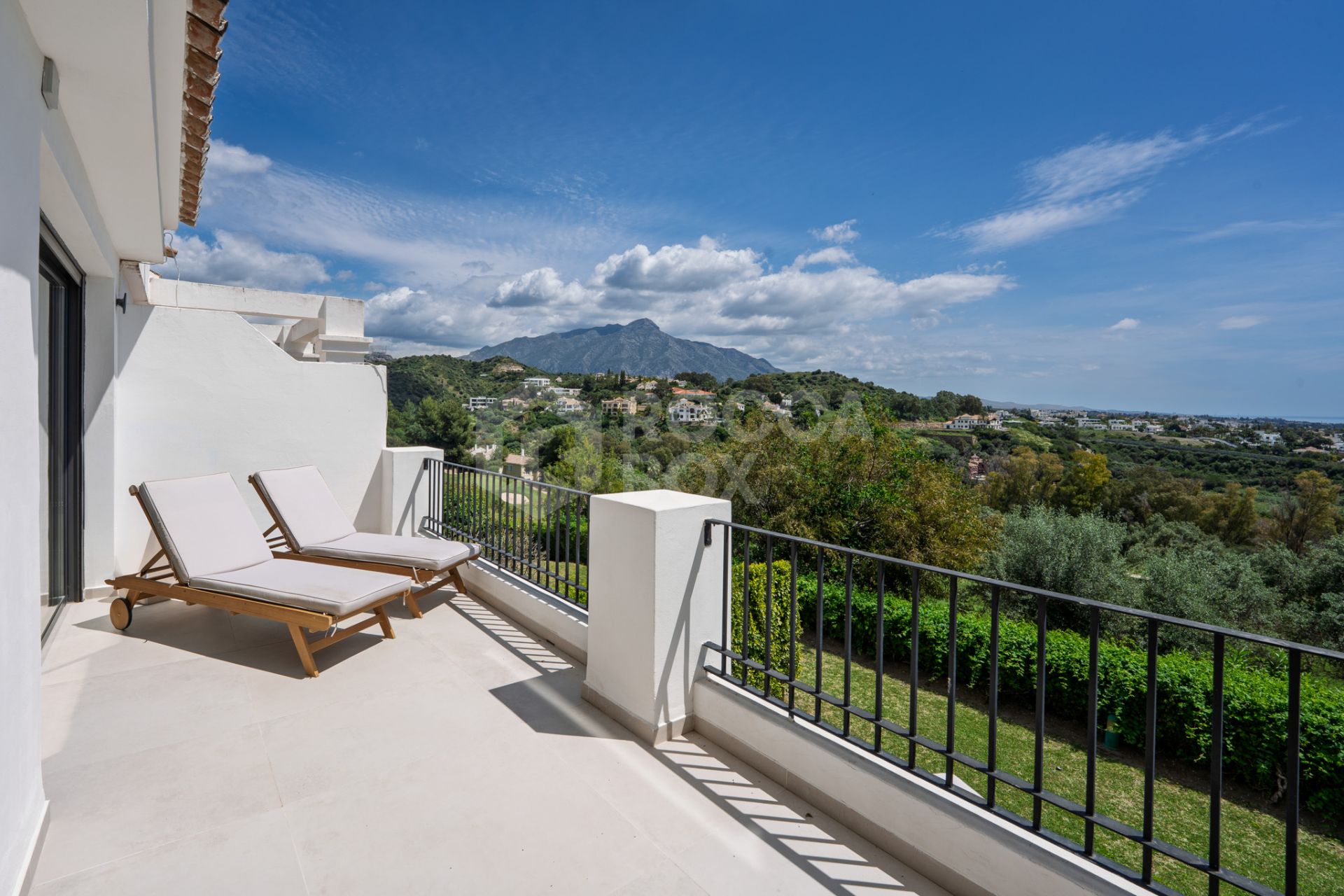 Elegant Renovated Townhouse on Frontline La Quinta Golf with Spectacular Views