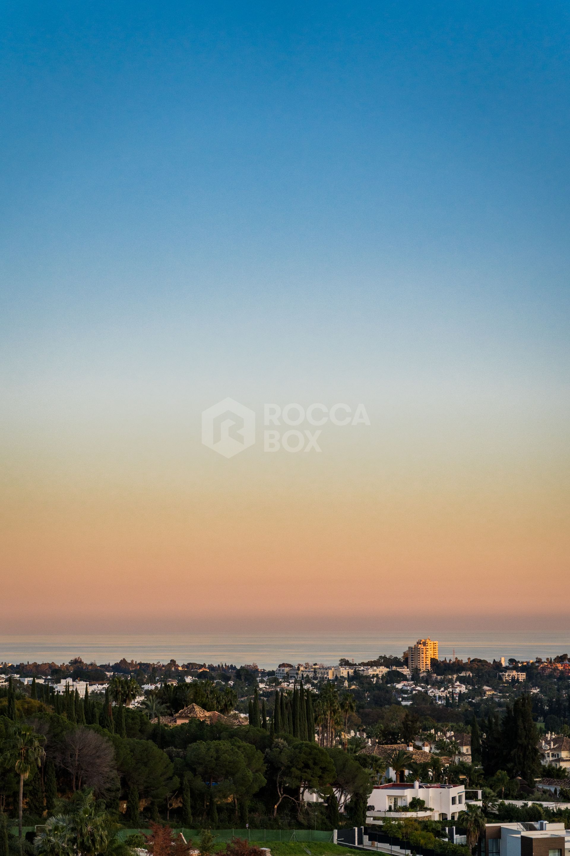 Duplex penthouse with panoramic sea views in Nueva Andalucía